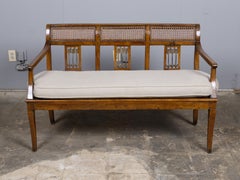 Französisches Kanapee aus Nussbaum und Rohr mit neuer Polsterung aus dem 18.