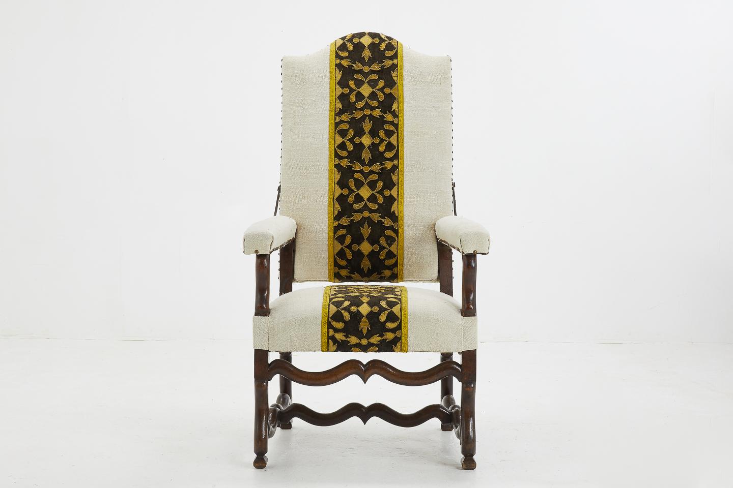 French 18th century walnut reclining armchair upholstered in antique fabric with an 18th century velvet panel with metal thread silk couching.
Measures:

Seat height: 50cm
Seat depth: 58cm.