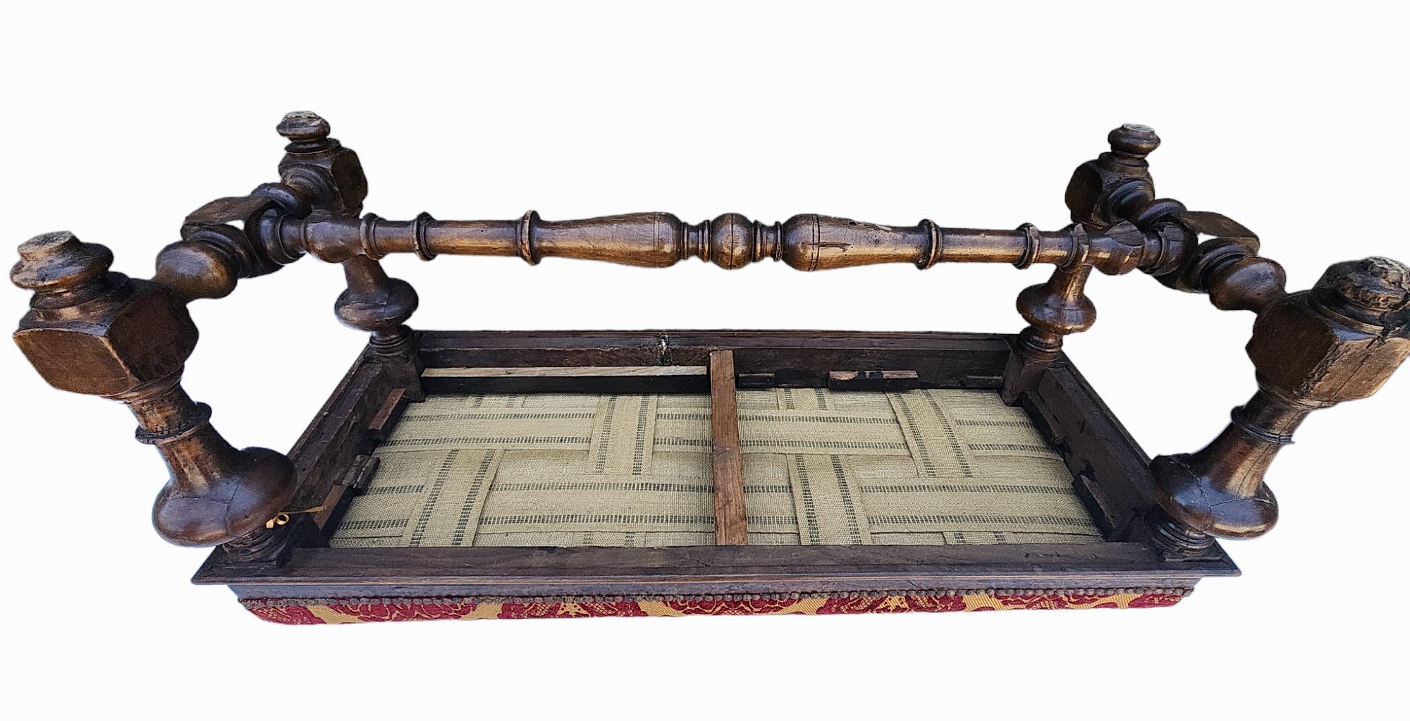 Banco francés de nogal del siglo XVIII en venta 1