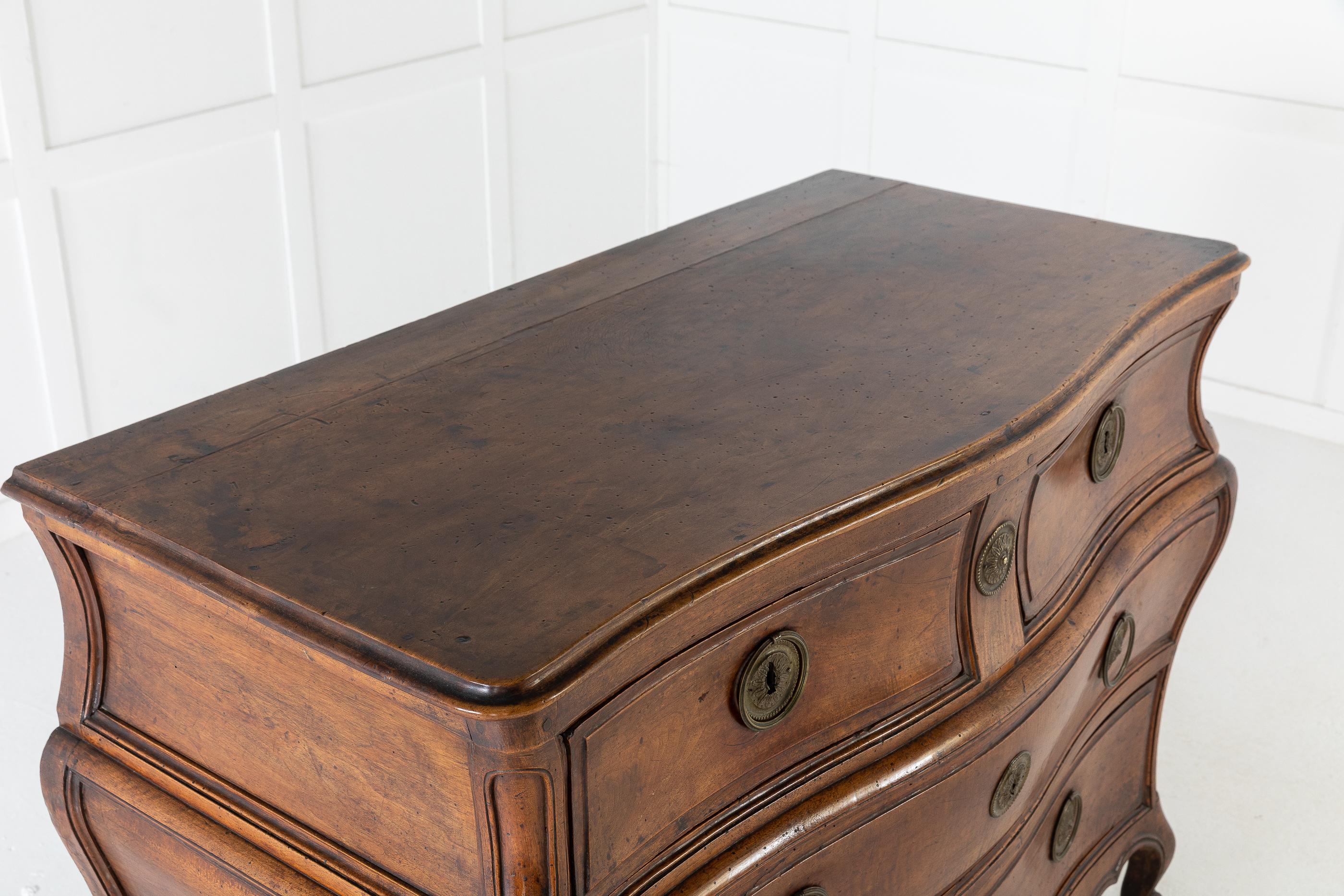 18th Century French Walnut Bombe Commode In Good Condition In Gloucestershire, GB