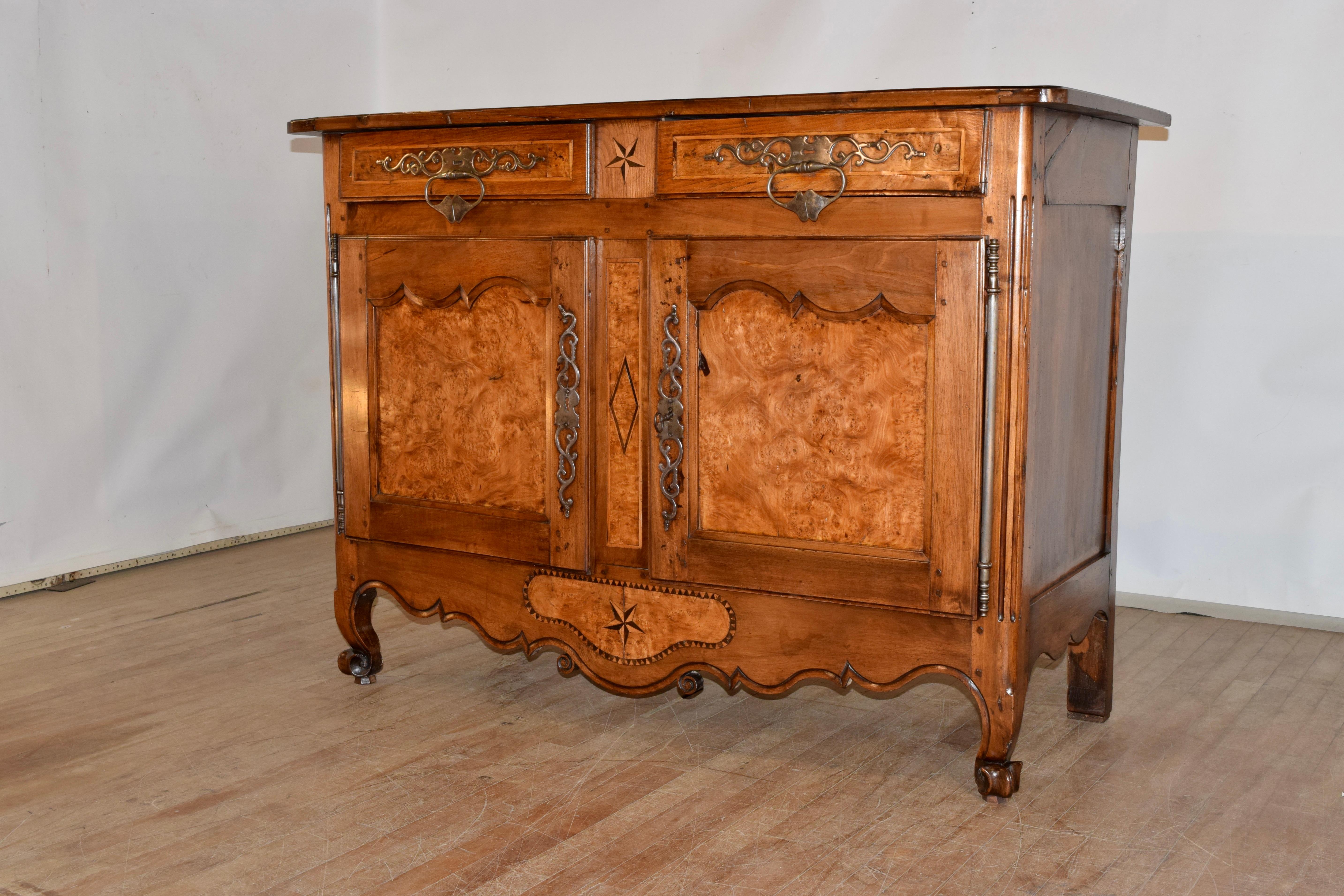 18th Century French Walnut Buffet For Sale 1