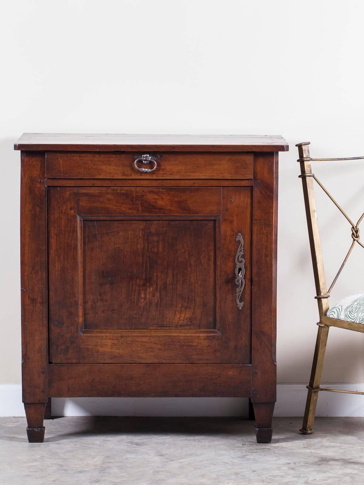 The elegant simplicity of this antique French Louis XIV walnut confiturier cabinet, circa 1740, enables it to be the perfect piece in a contemporary interior. Originally used for the storage of meats prepared for long, cold winter months in ceramic