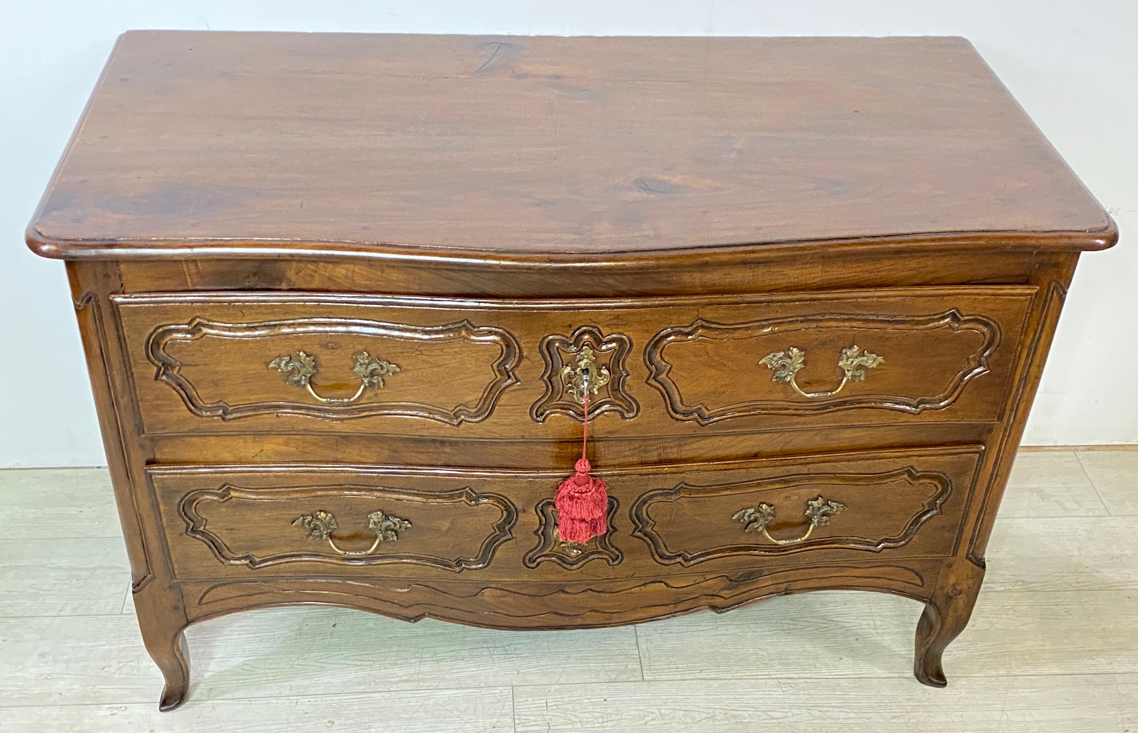 Cassettiera in noce francese del XVIII secolo CIRCA 1770 in vendita 4
