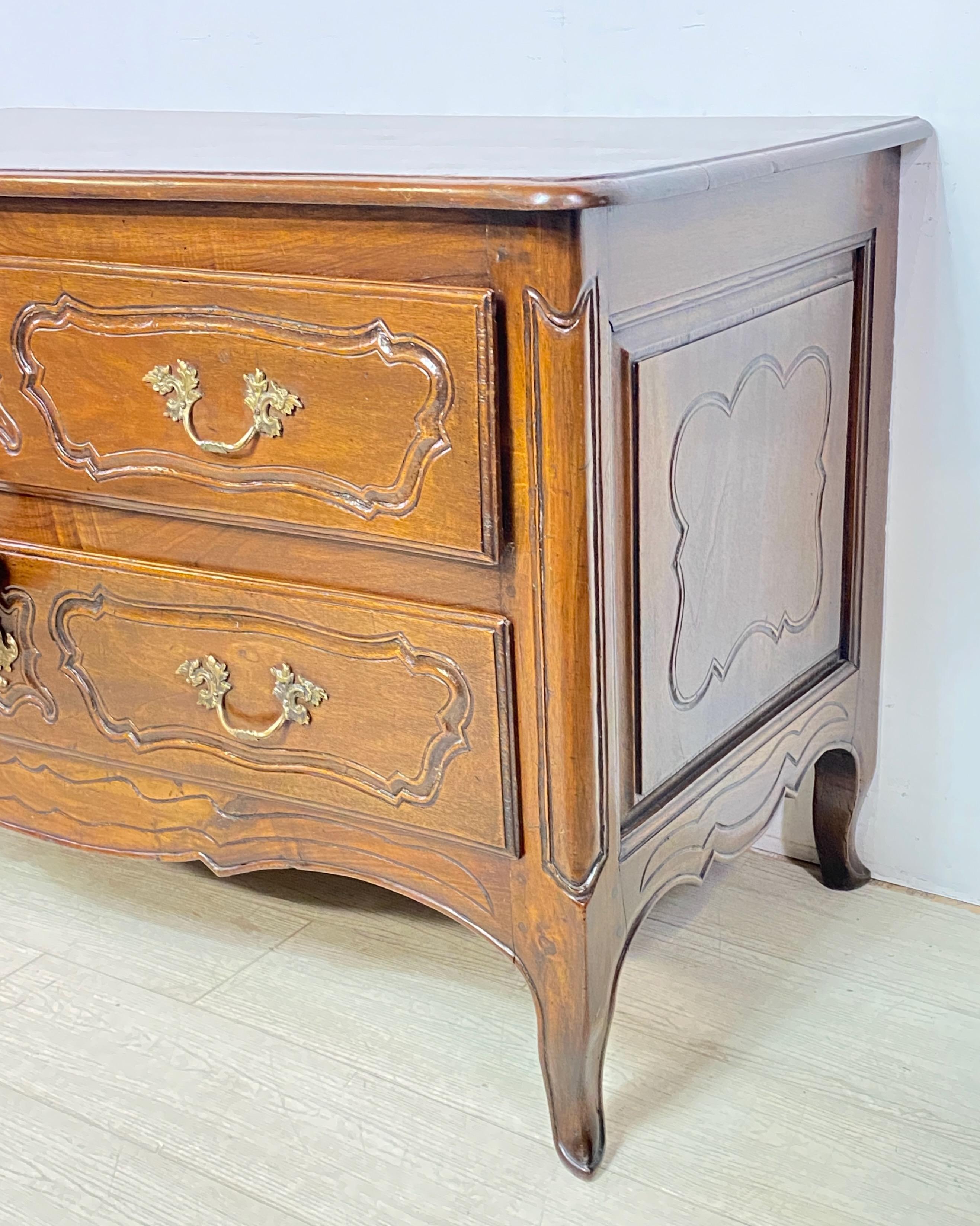 Cassettiera in noce francese del XVIII secolo CIRCA 1770 in vendita 5
