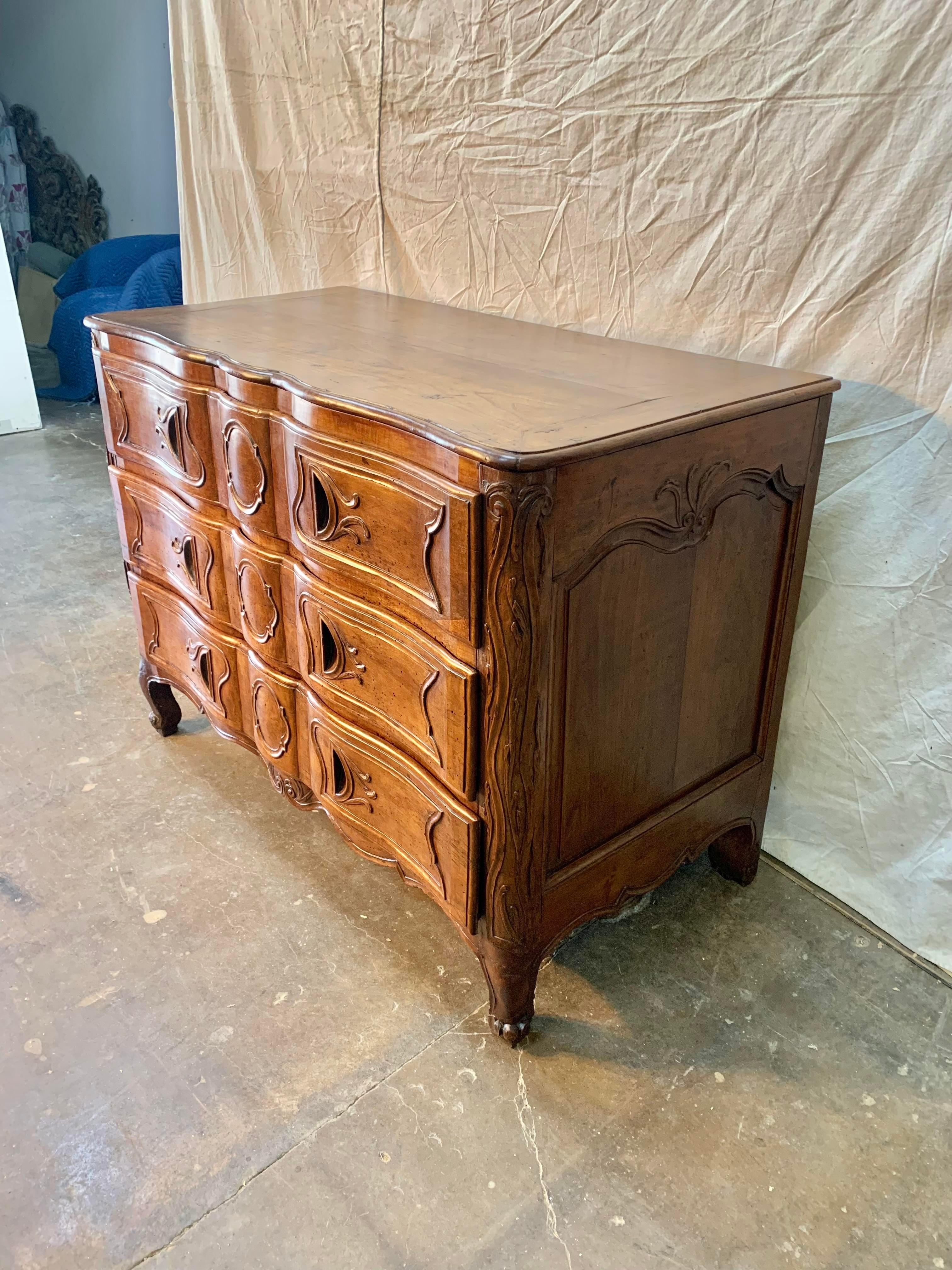 18th Century French Walnut Chest of Drawers Commode In Good Condition For Sale In Burton, TX