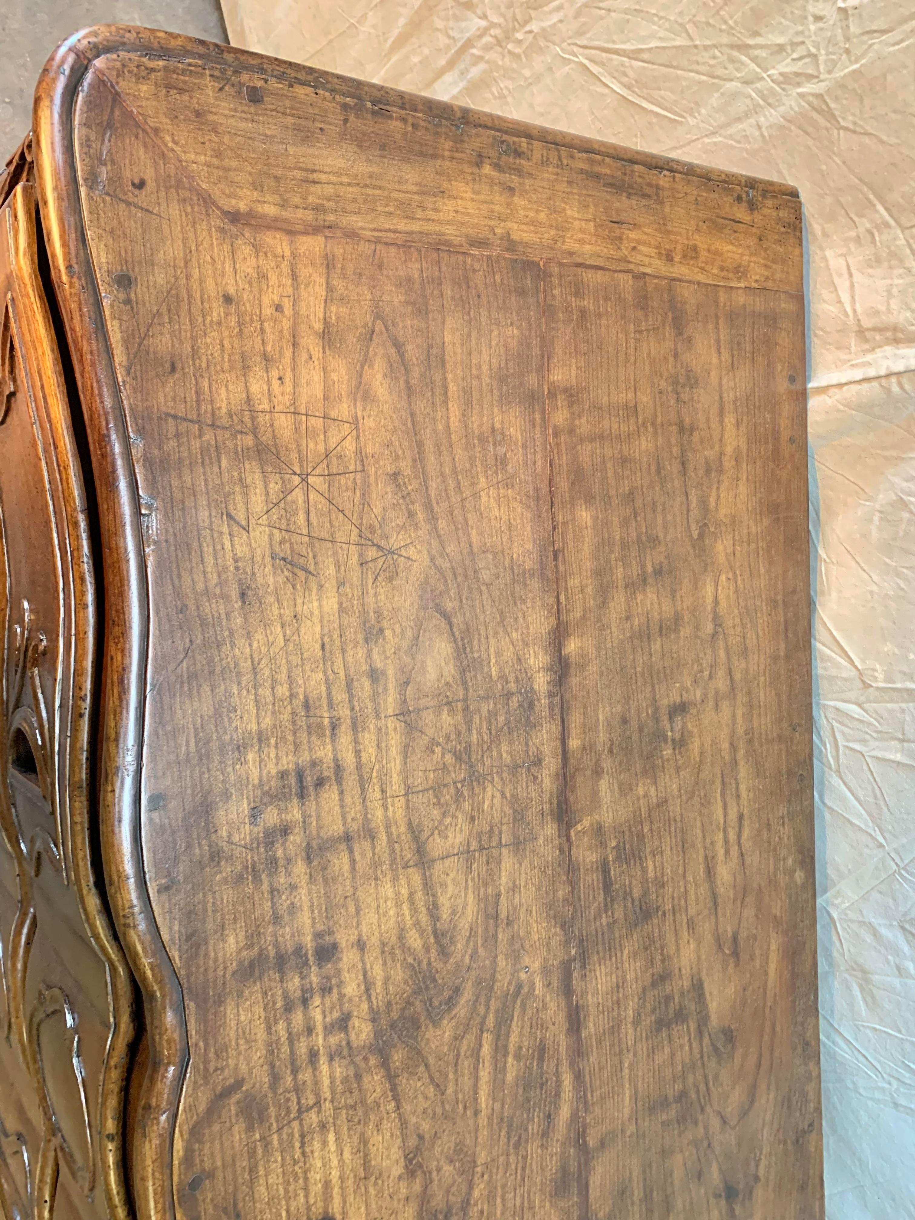 18th Century French Walnut Chest of Drawers Commode For Sale 1