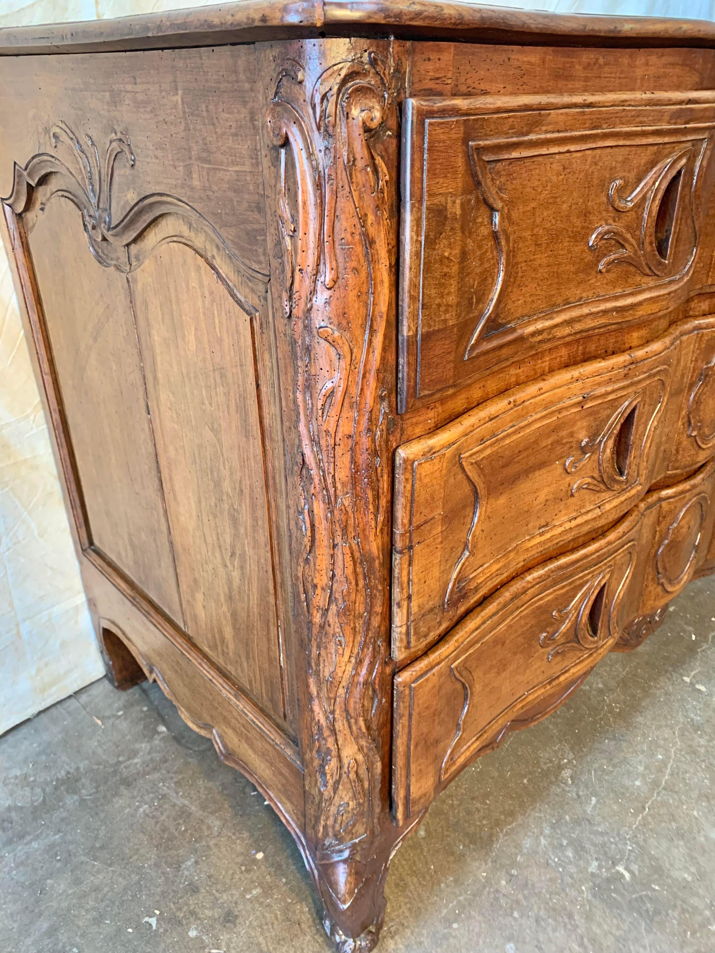 18th Century French Walnut Chest of Drawers Commode For Sale 4