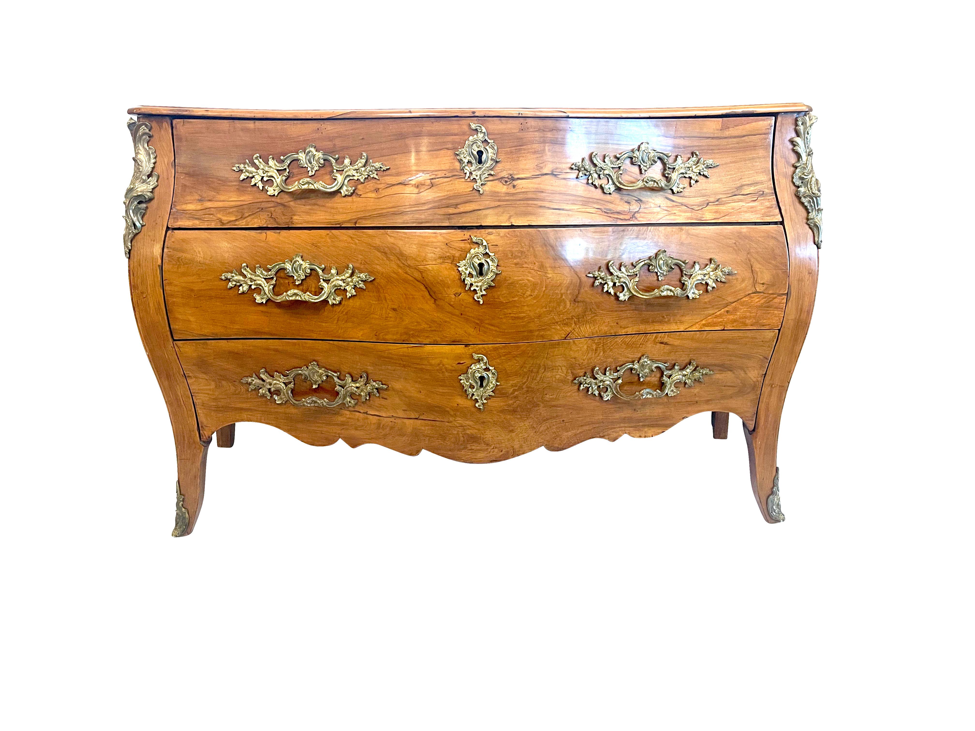 A large elegant late 18th century period Louis XV serpentine front three-drawer walnut commode/ chest with a lovely top in perfect condition with an outstanding patina to the entire piece. Original gilt bronze drawer pulls, and highly decorative