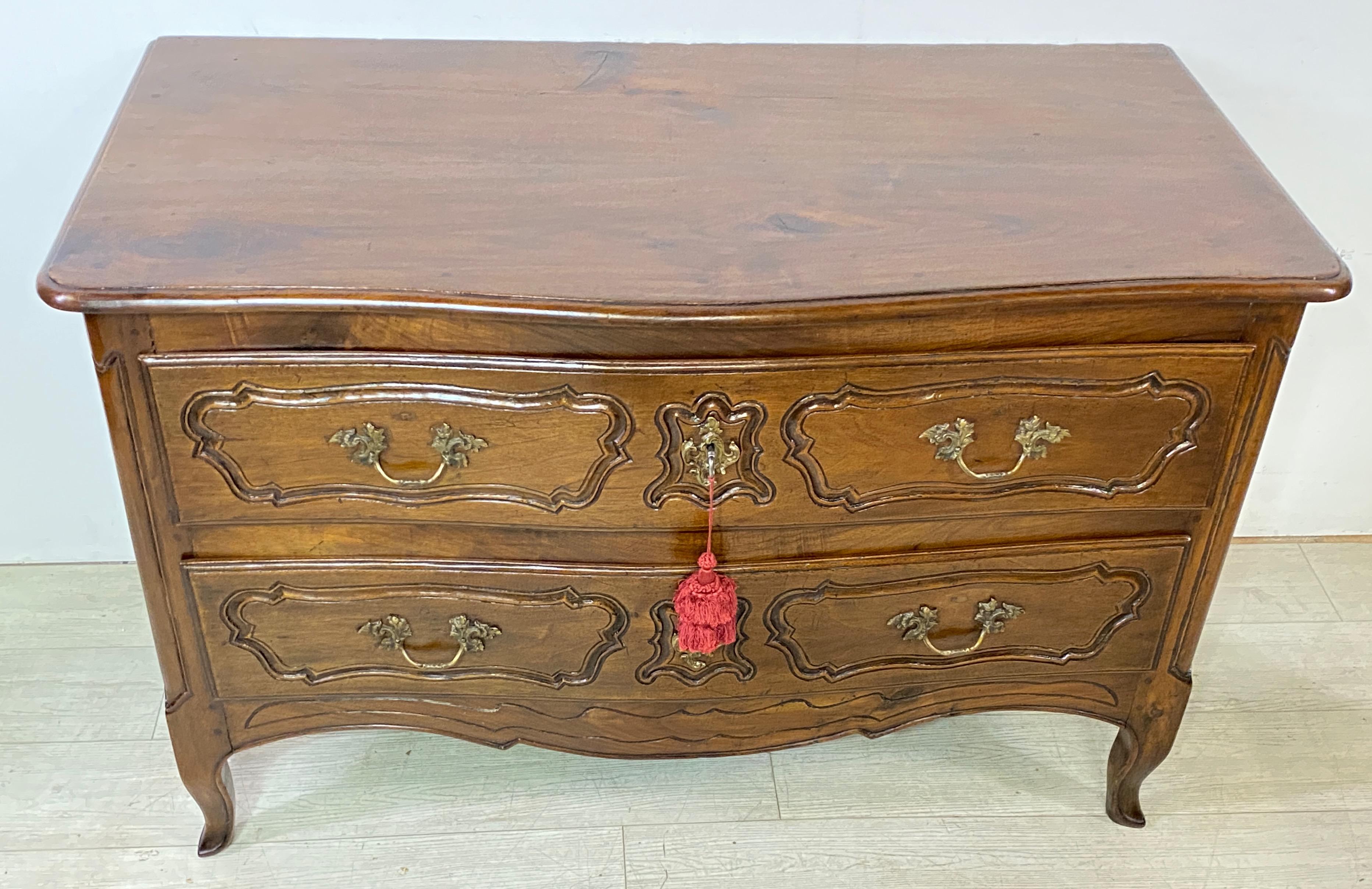 Intagliato a mano Cassettiera in noce francese del XVIII secolo CIRCA 1770 in vendita