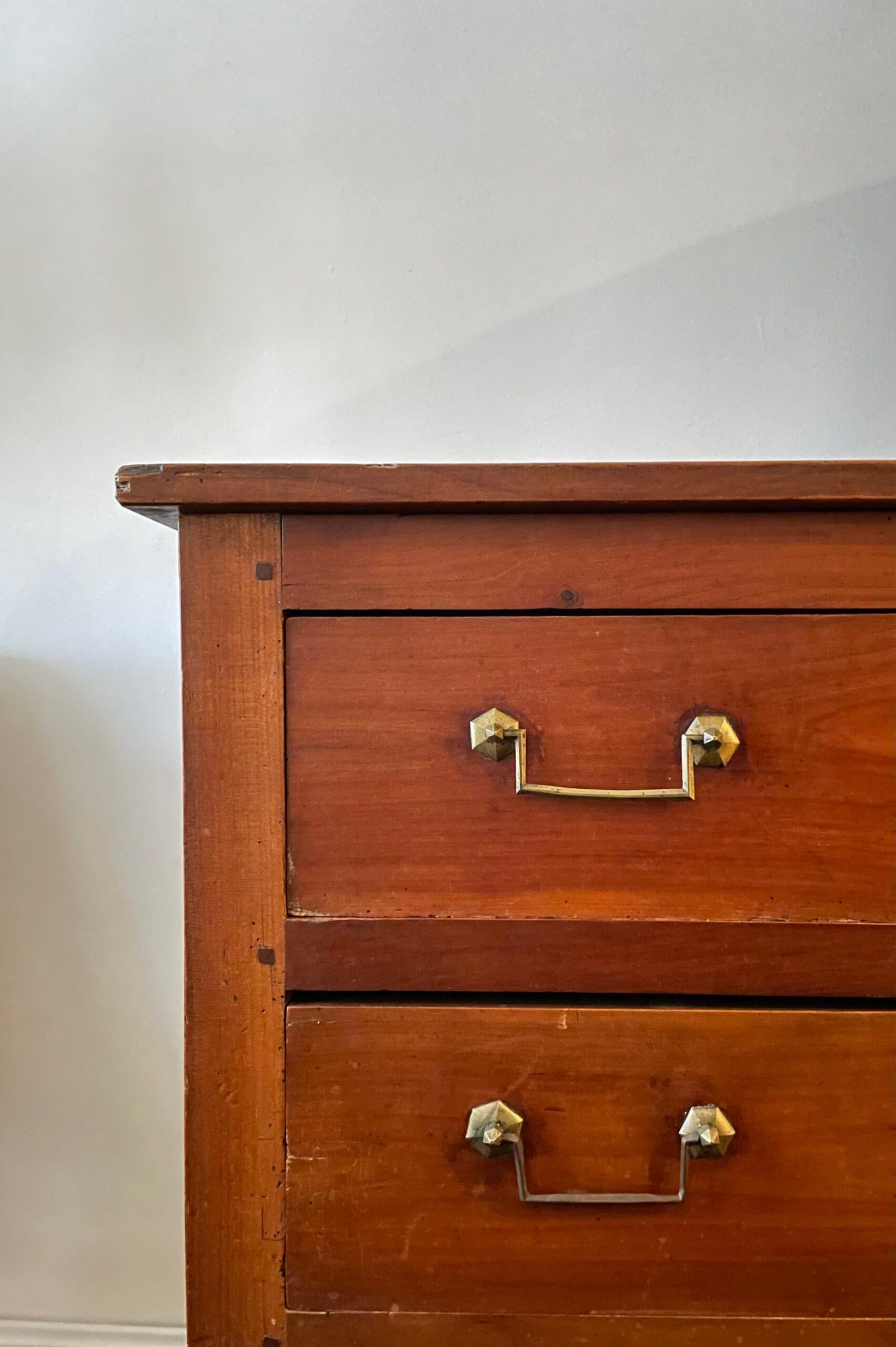 Cassettiera in noce francese del XVIII secolo In condizioni discrete in vendita a MADRID, ES