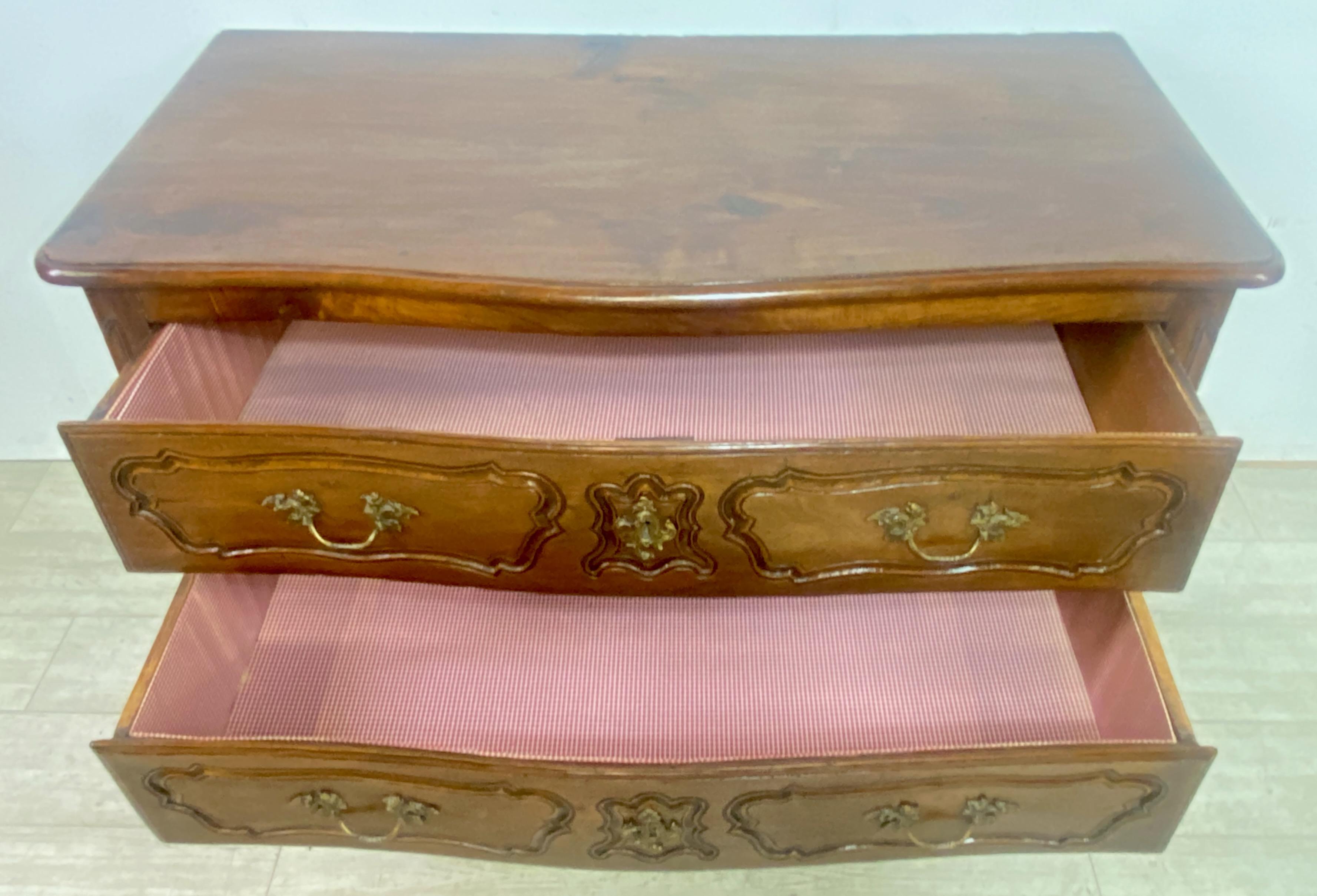 Cassettiera in noce francese del XVIII secolo CIRCA 1770 in vendita 2