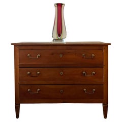 Commode en noyer français du XVIIIe siècle