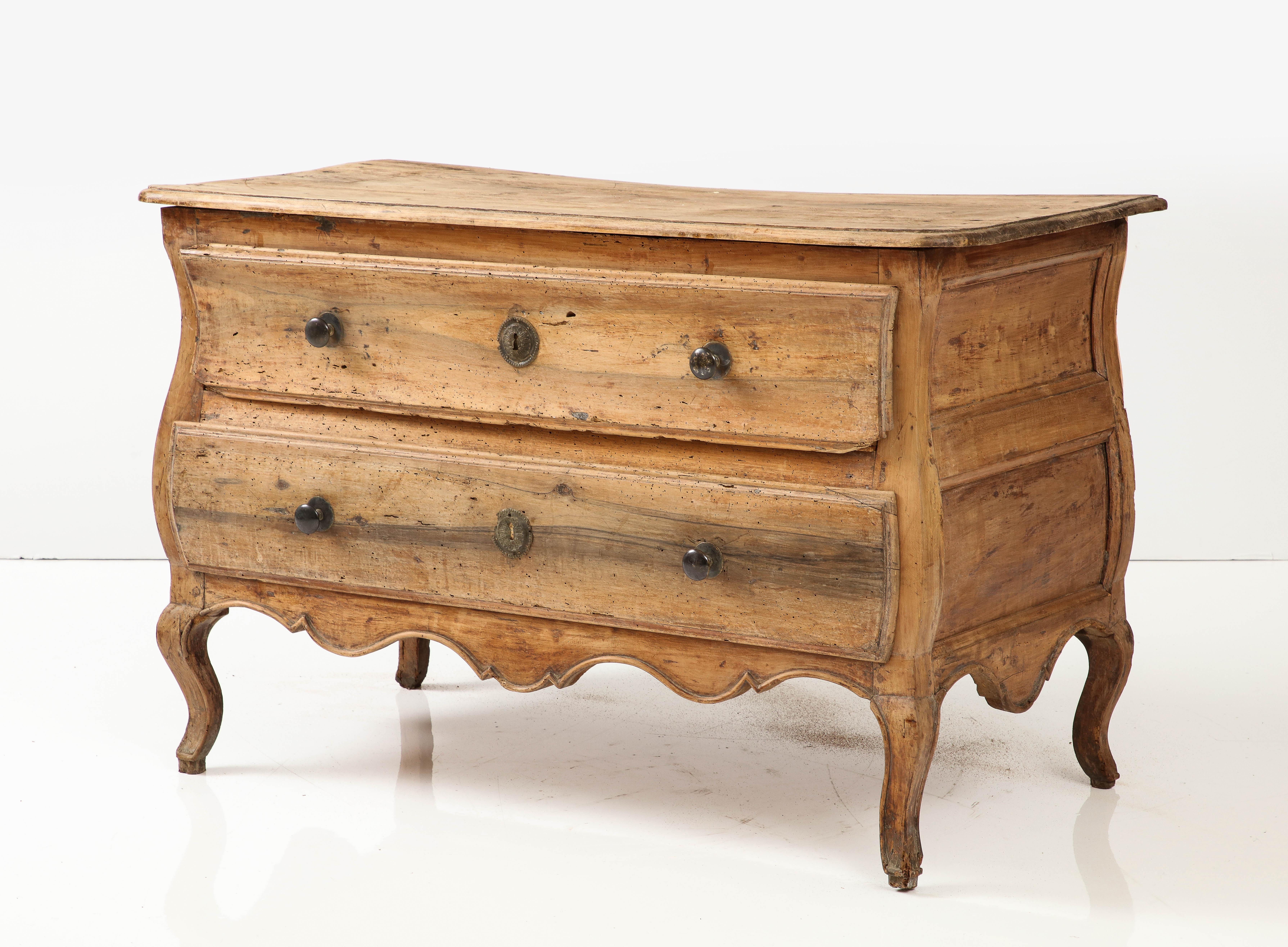 Commode francese in noce del XVIII secolo, Castres, Pirenei, 1760 circa in vendita 4
