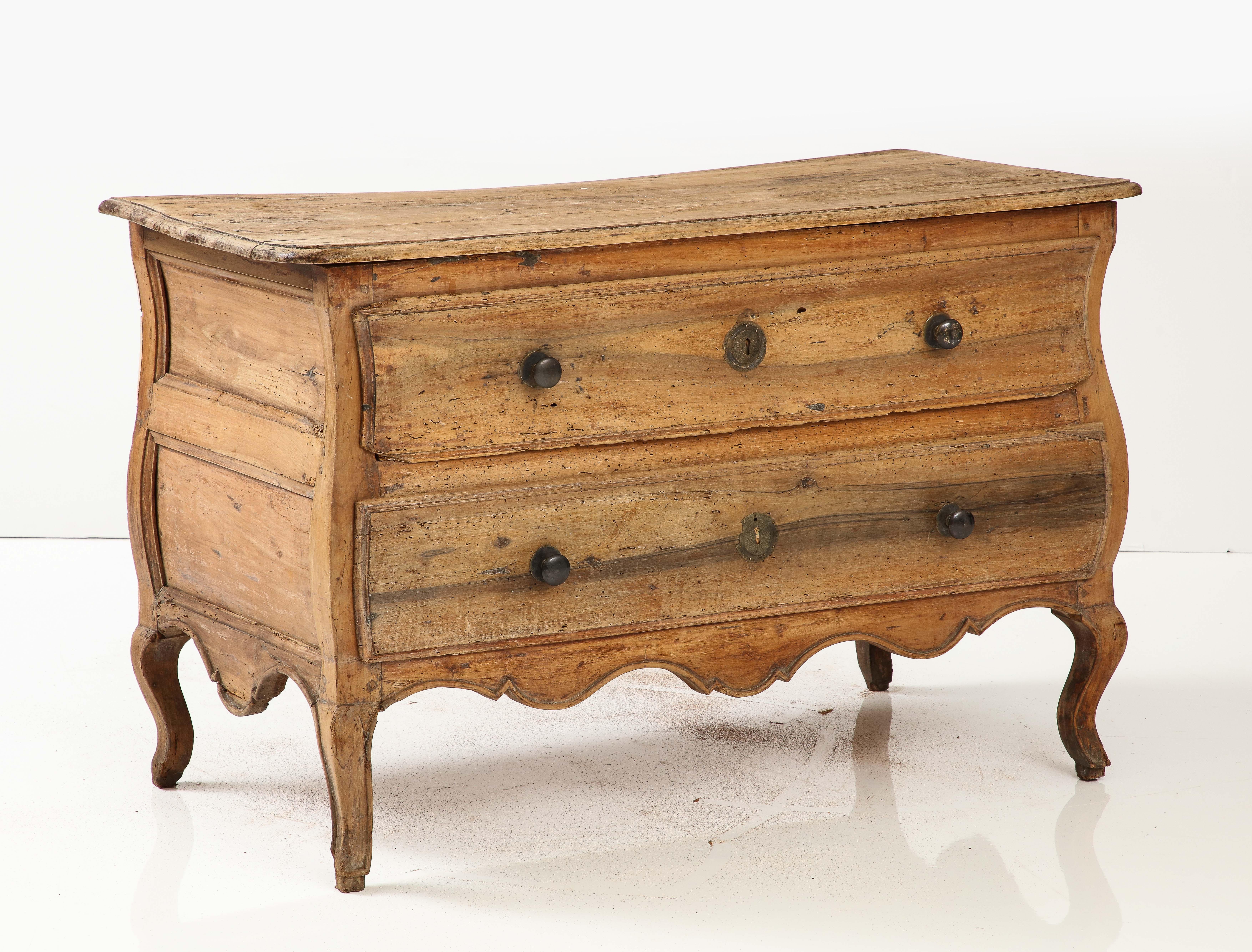Commode francese in noce del XVIII secolo, Castres, Pirenei, 1760 circa in vendita 12