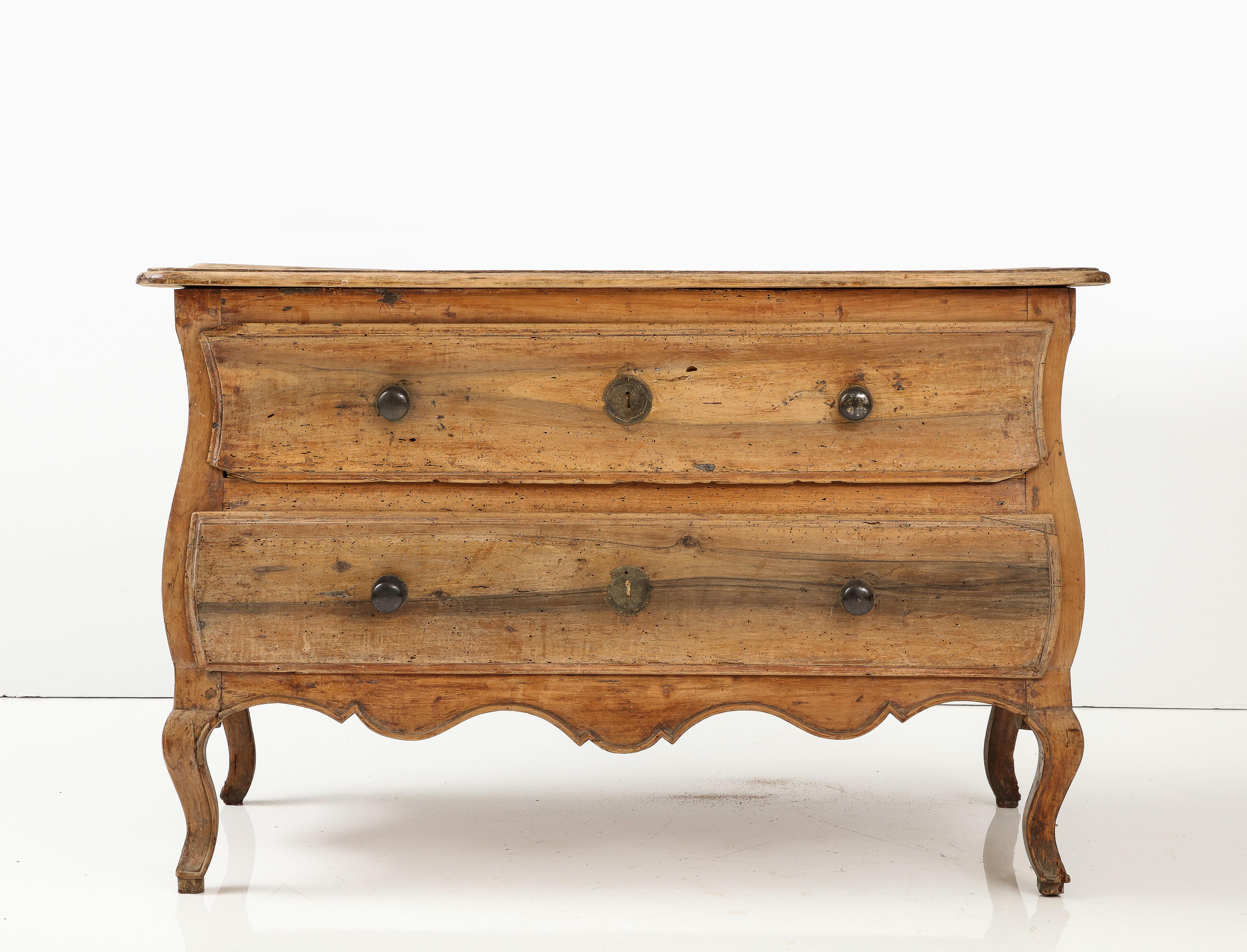 Commode francese in legno di noce del XVIII secolo, Castres, Pirenei, 1760 ca.
Noce secco, tiretti originali, scanalature successive

H: 32 P: 24 L: 50 pollici.