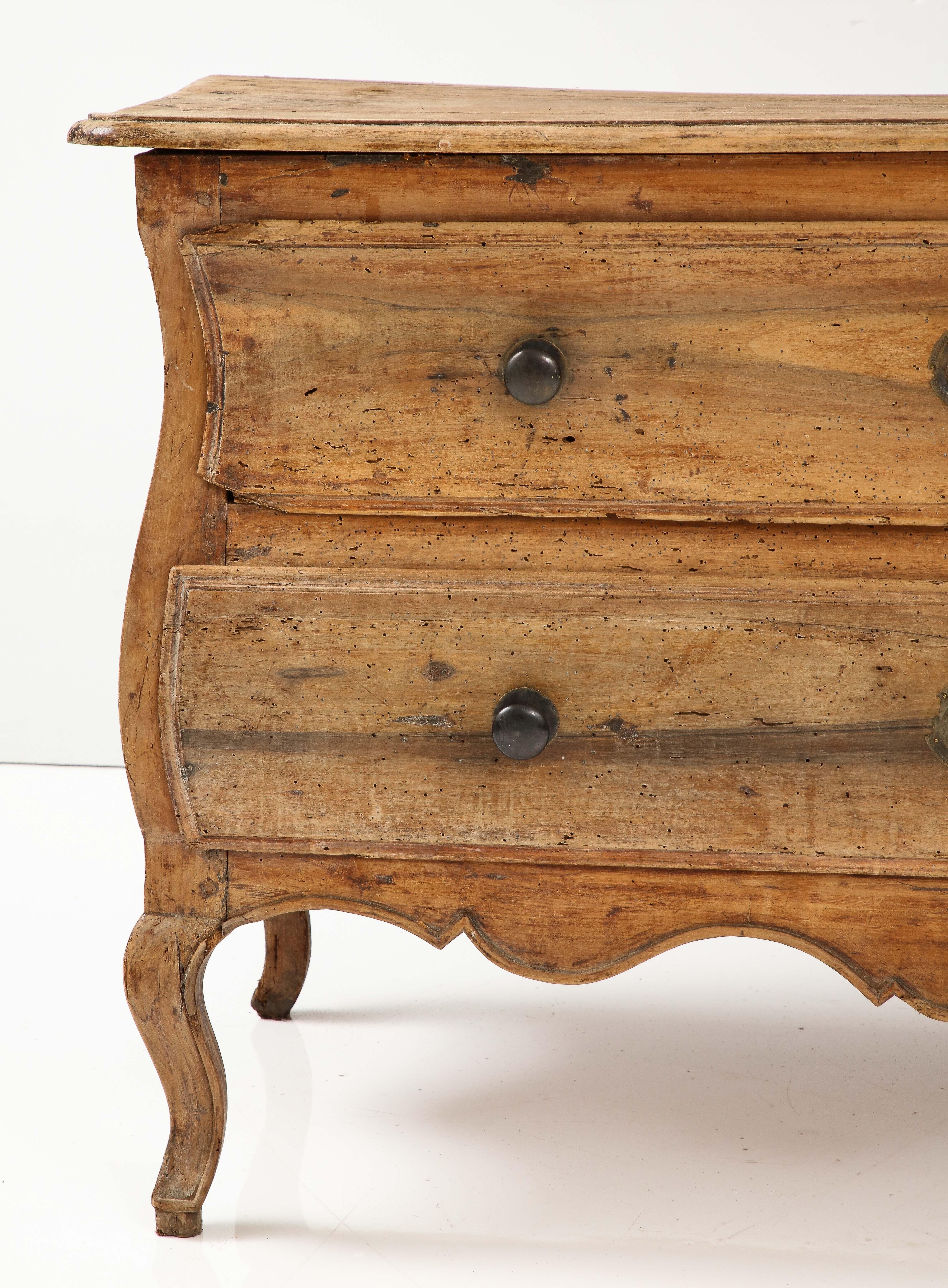 Barocco Commode francese in noce del XVIII secolo, Castres, Pirenei, 1760 circa in vendita