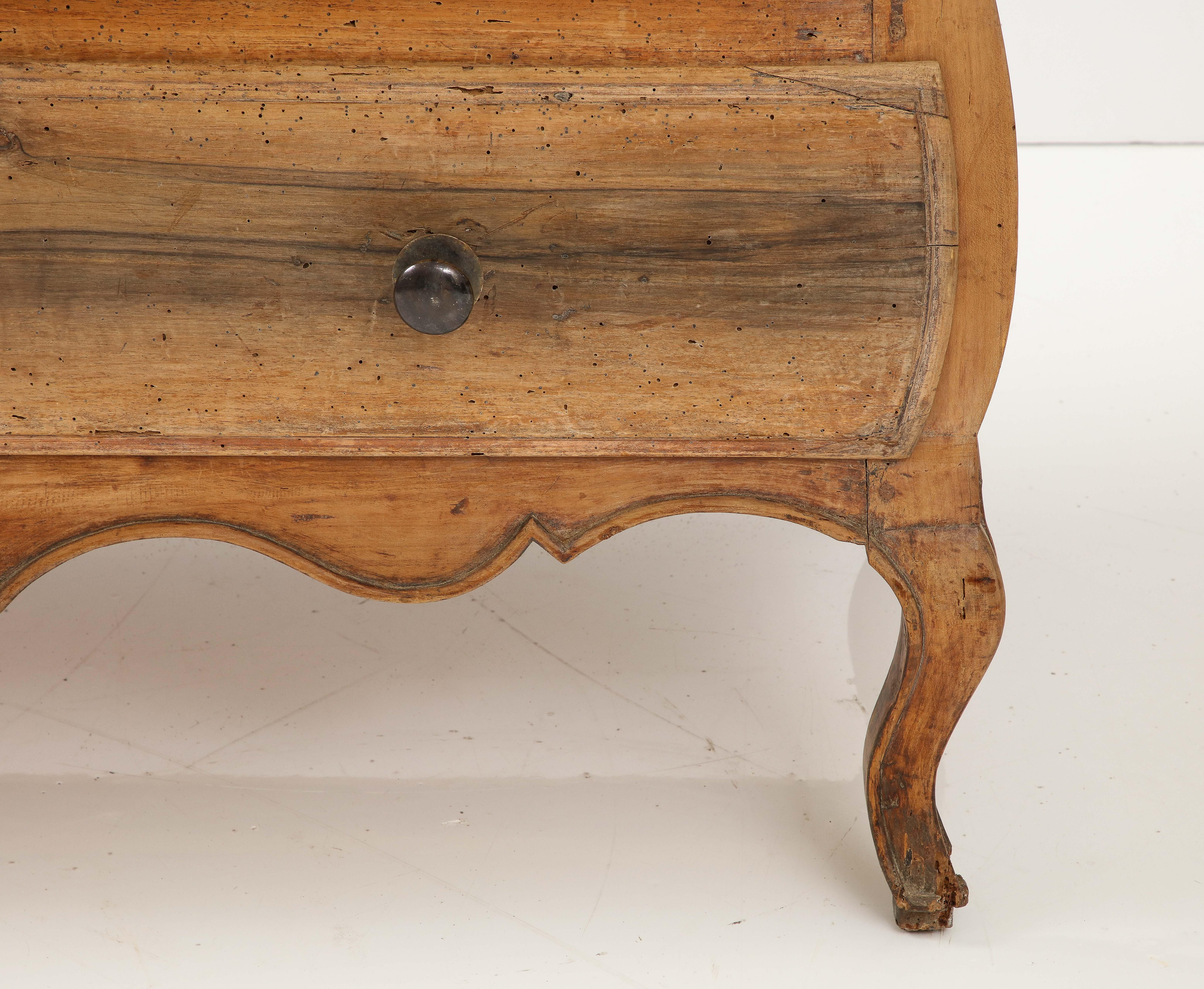 Francese Commode francese in noce del XVIII secolo, Castres, Pirenei, 1760 circa in vendita
