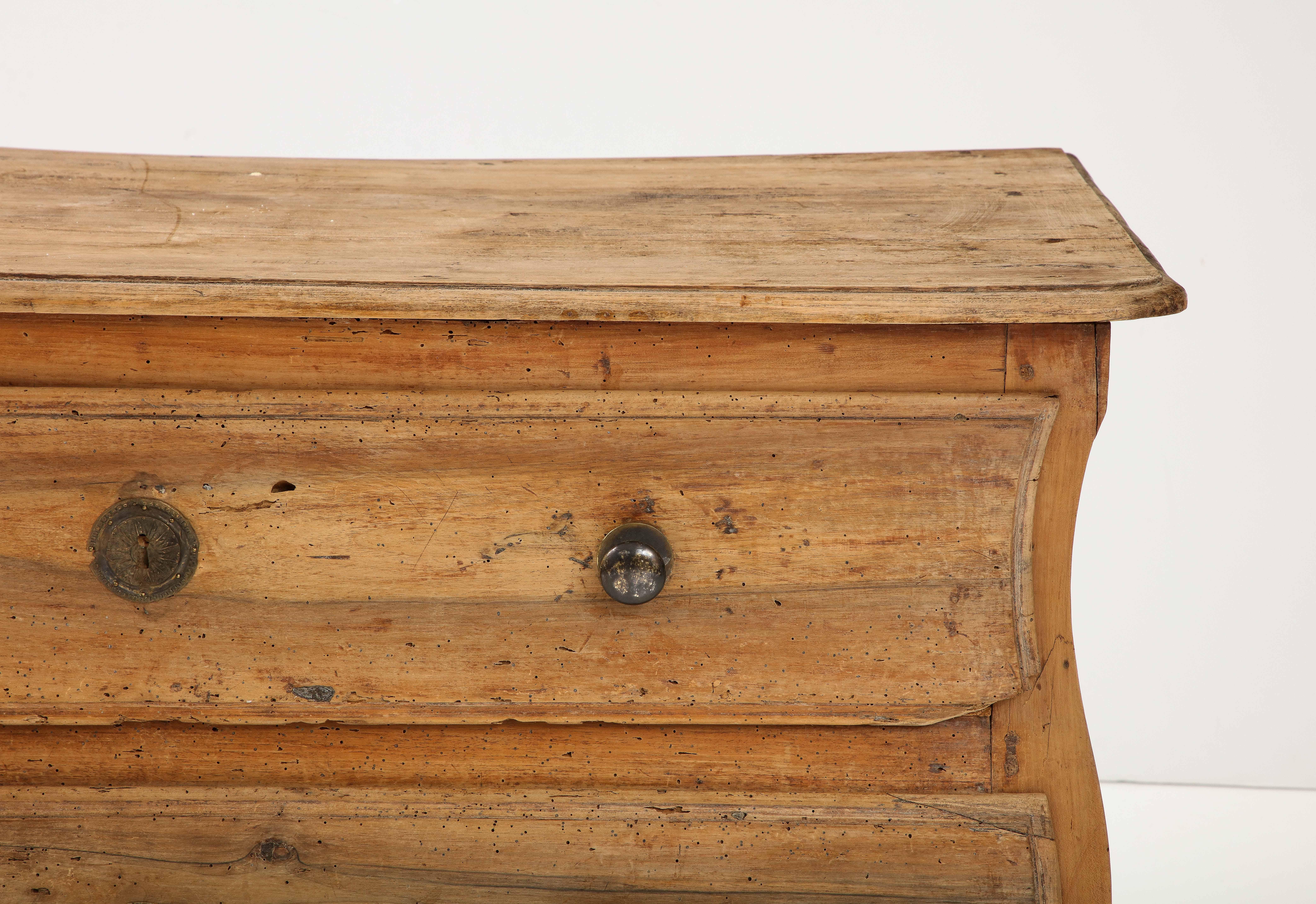 Commode francese in noce del XVIII secolo, Castres, Pirenei, 1760 circa In condizioni buone in vendita a Brooklyn, NY