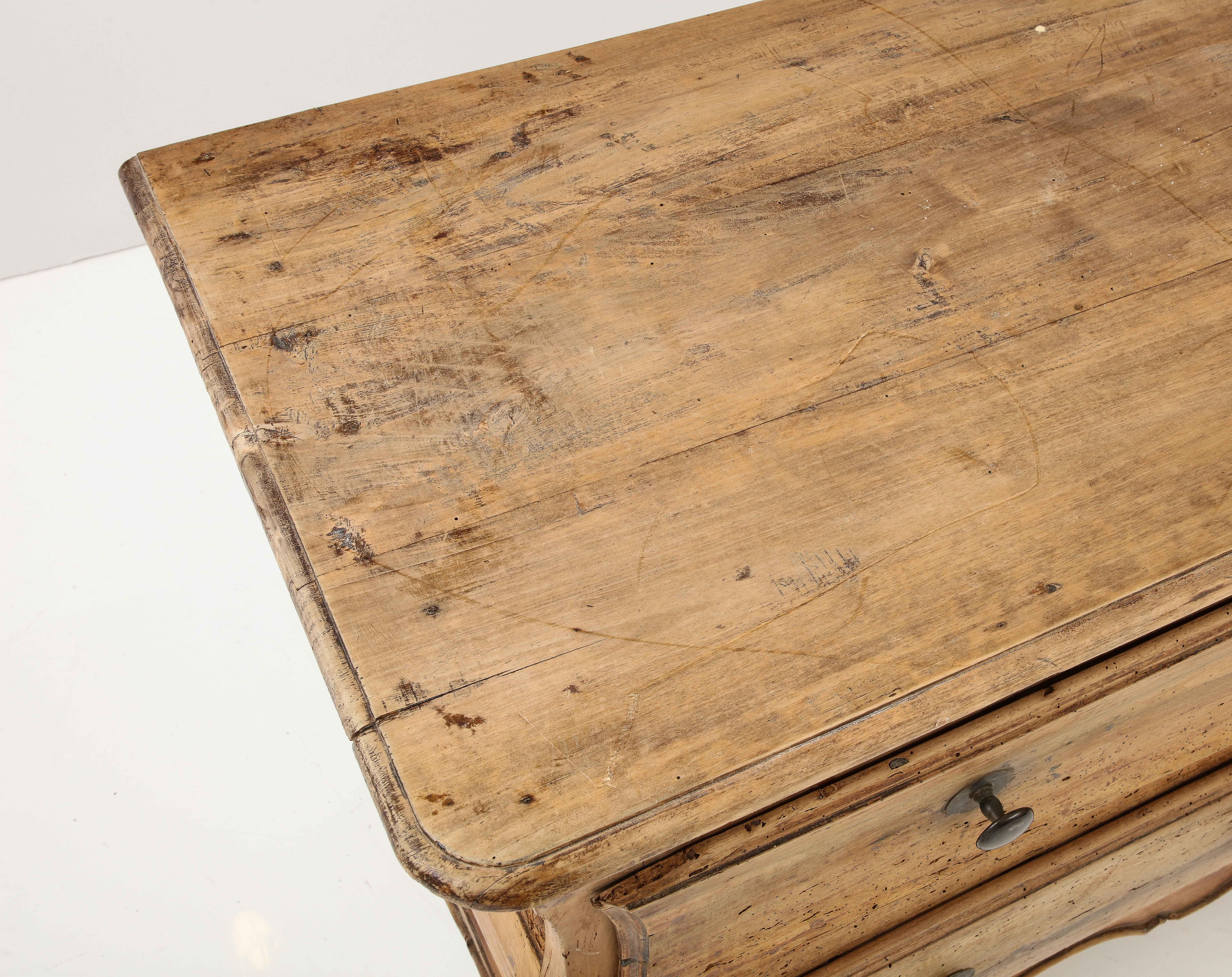 Commode francese in noce del XVIII secolo, Castres, Pirenei, 1760 circa in vendita 1