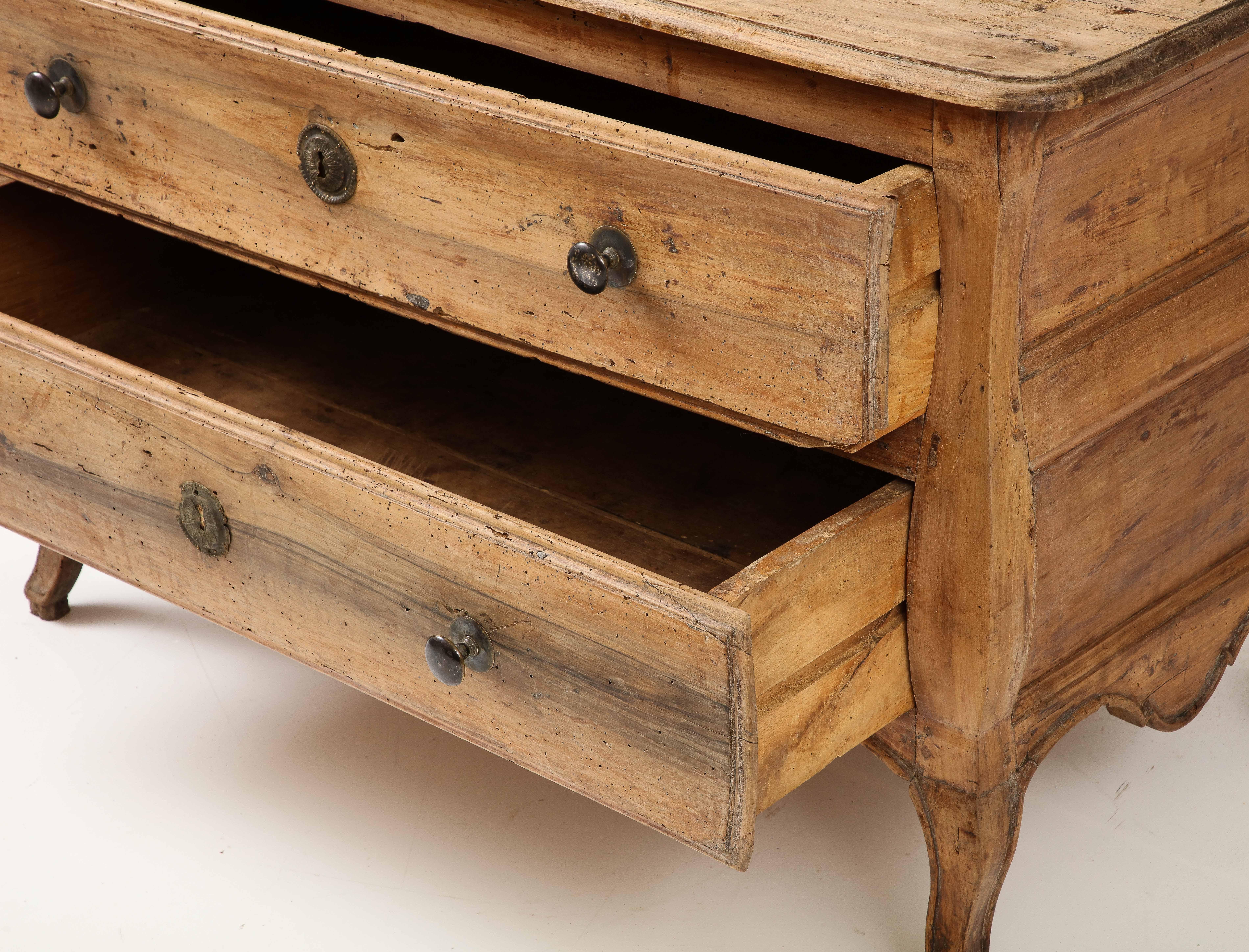 Commode francese in noce del XVIII secolo, Castres, Pirenei, 1760 circa in vendita 2