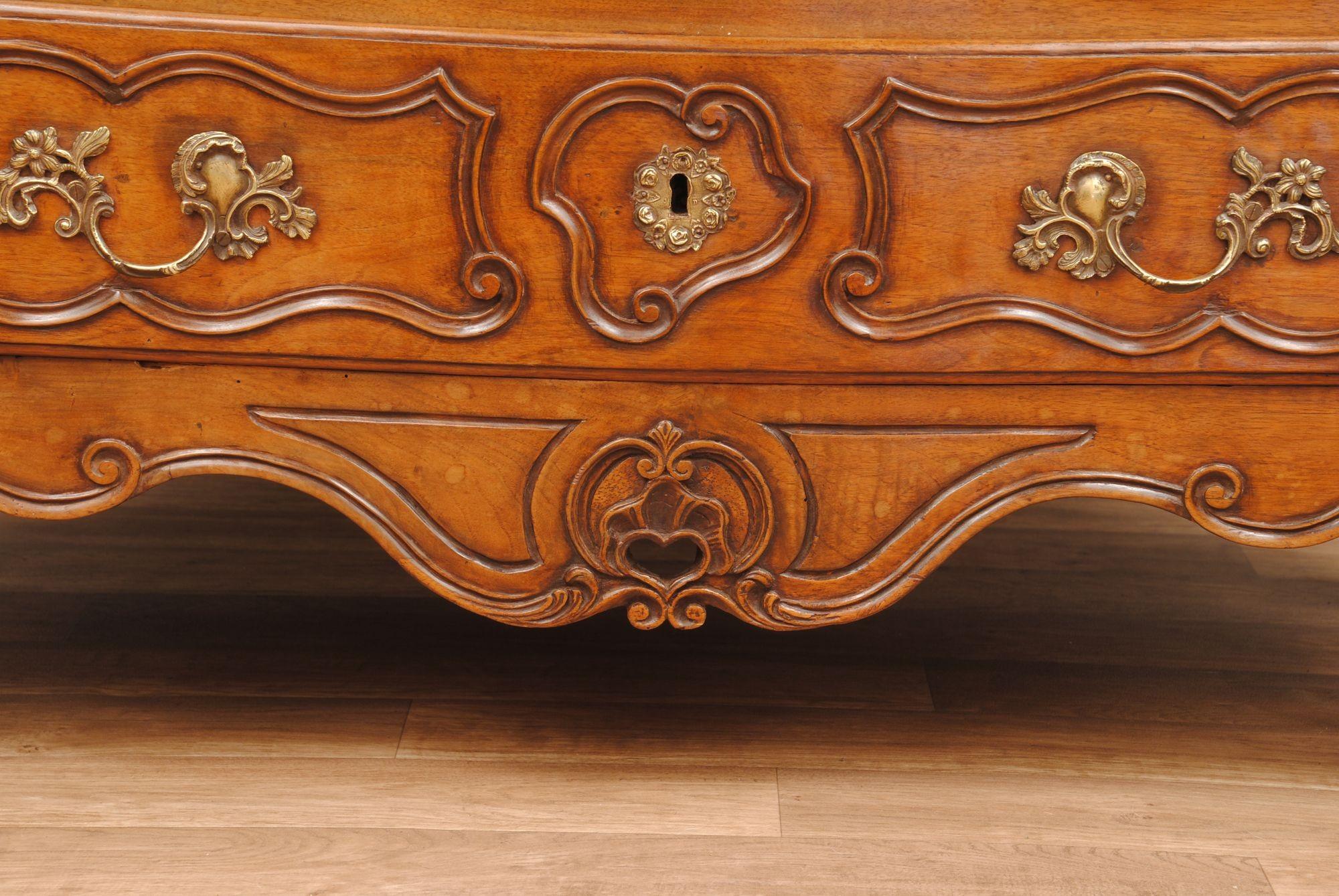 Noce Commode francese in noce del XVIII secolo in vendita