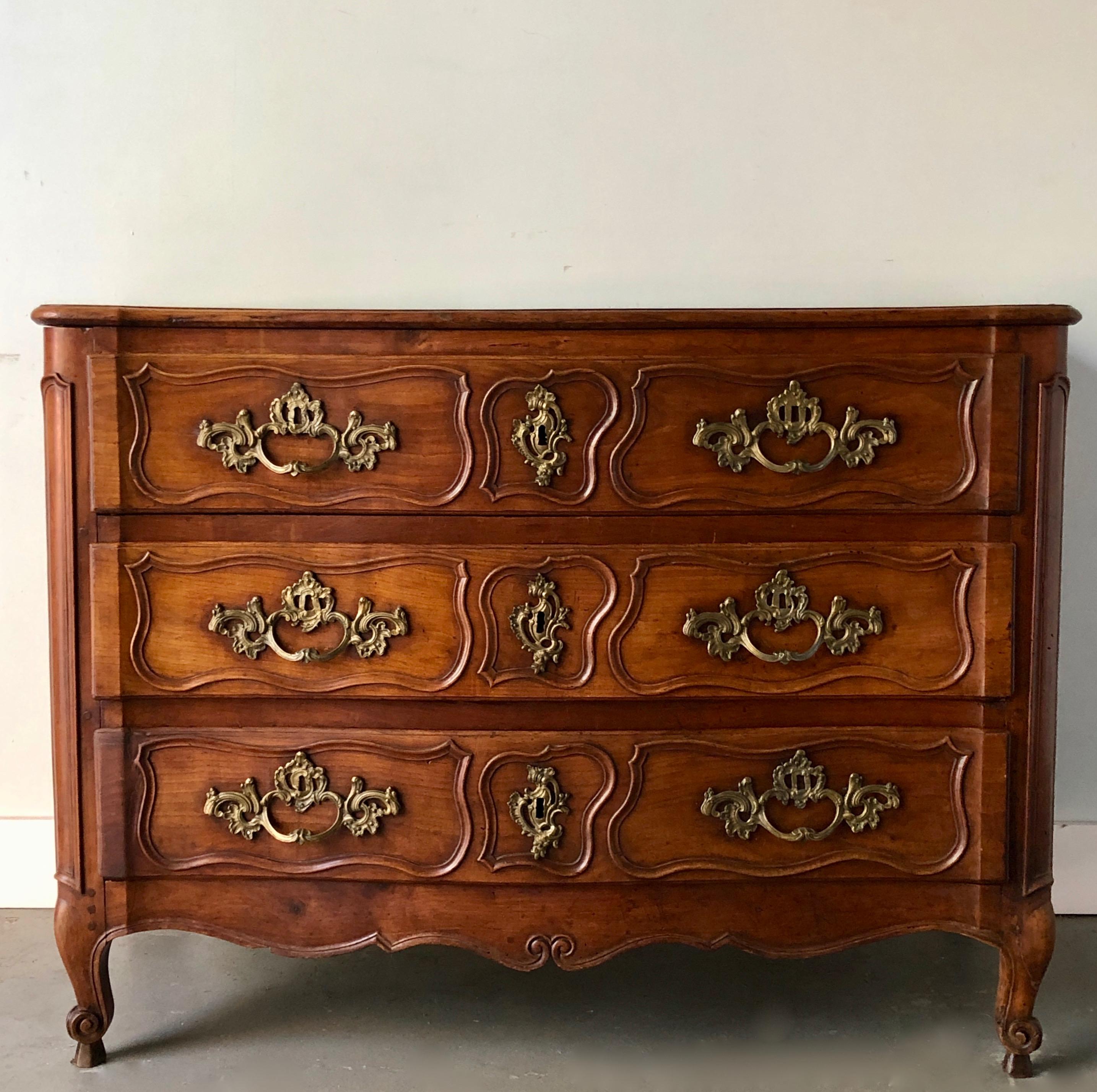 Beautiful and large, richly carved fine 18th century walnut commode with shaped top and three large drawer with original bronze hardware. One key,
circa 1750.
Vallée du Rhône, Valence France.