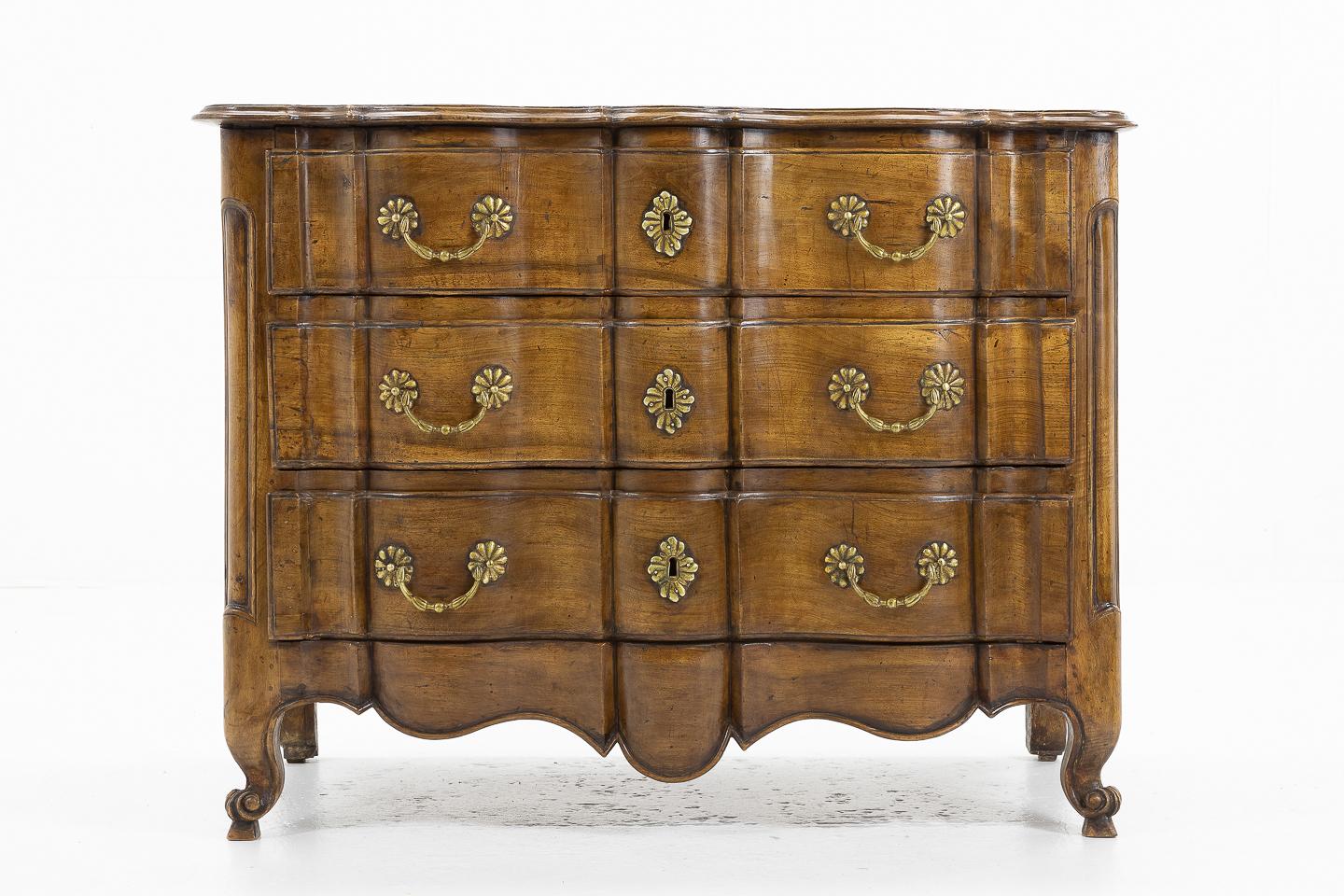 18th Century French Walnut Commode In Good Condition In Husbands Bosworth, Leicestershire