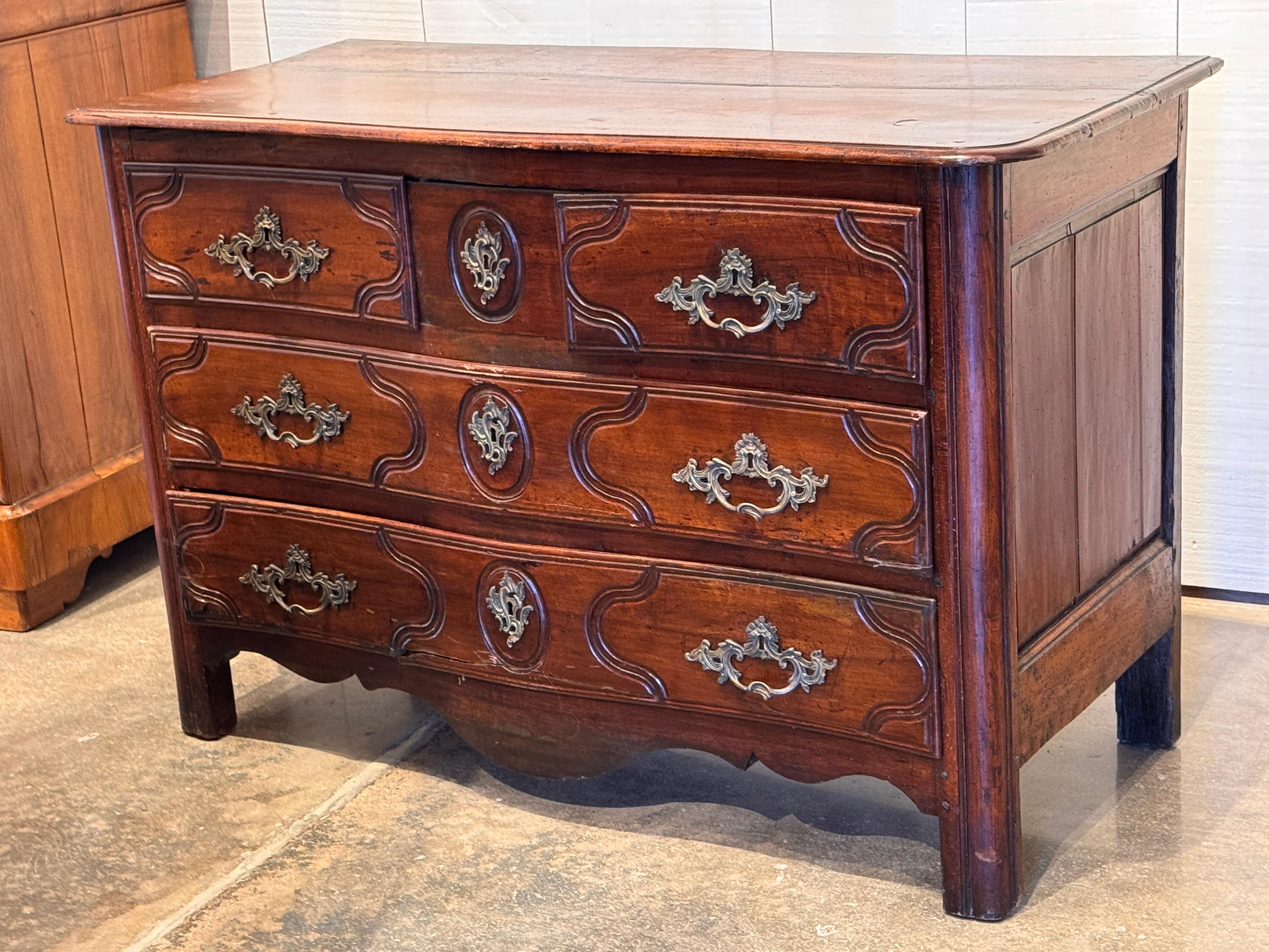 18th Century French Walnut Commode In Good Condition For Sale In Charlottesville, VA