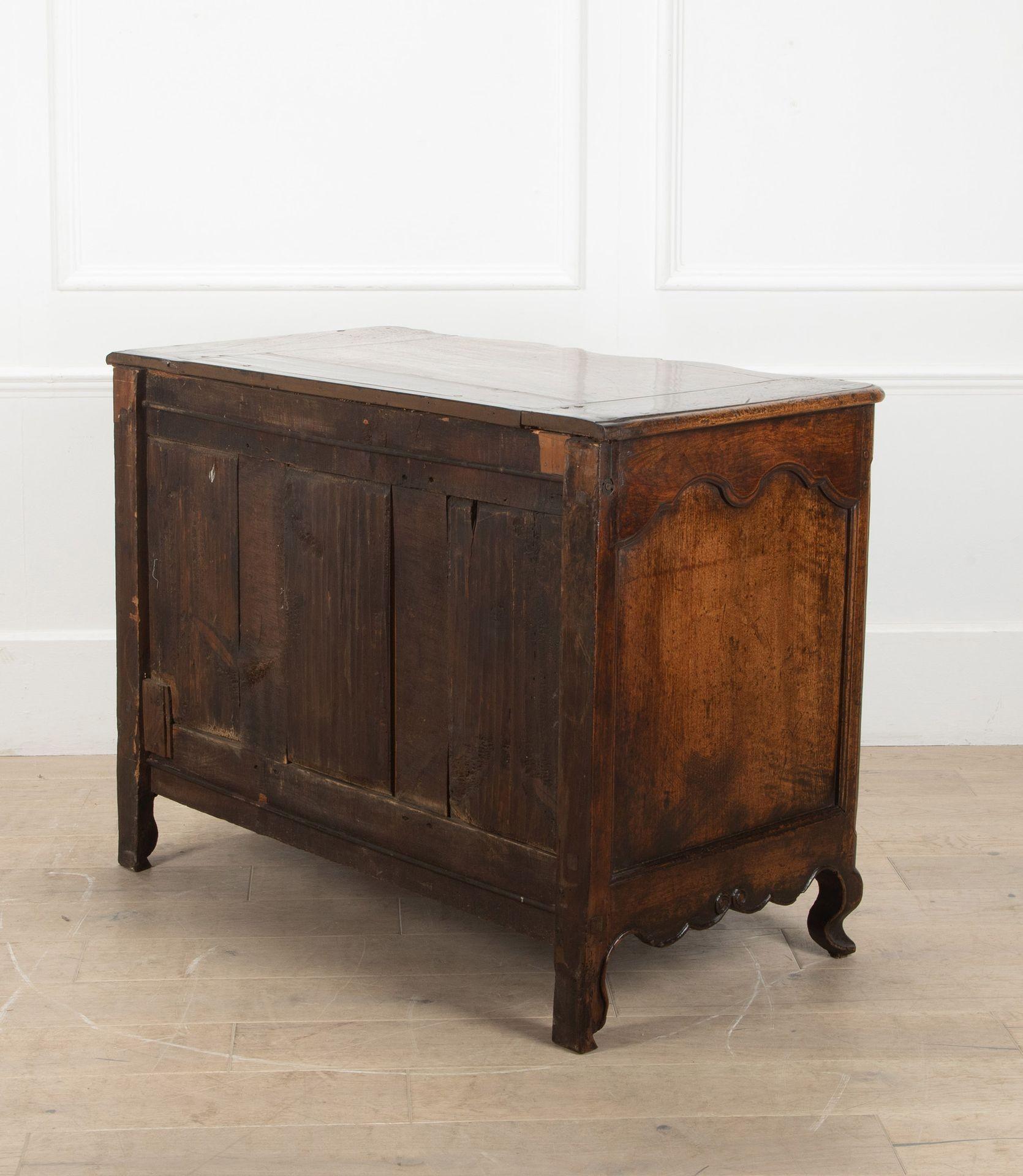 18th Century French Walnut Commode In Good Condition For Sale In Gloucestershire, GB