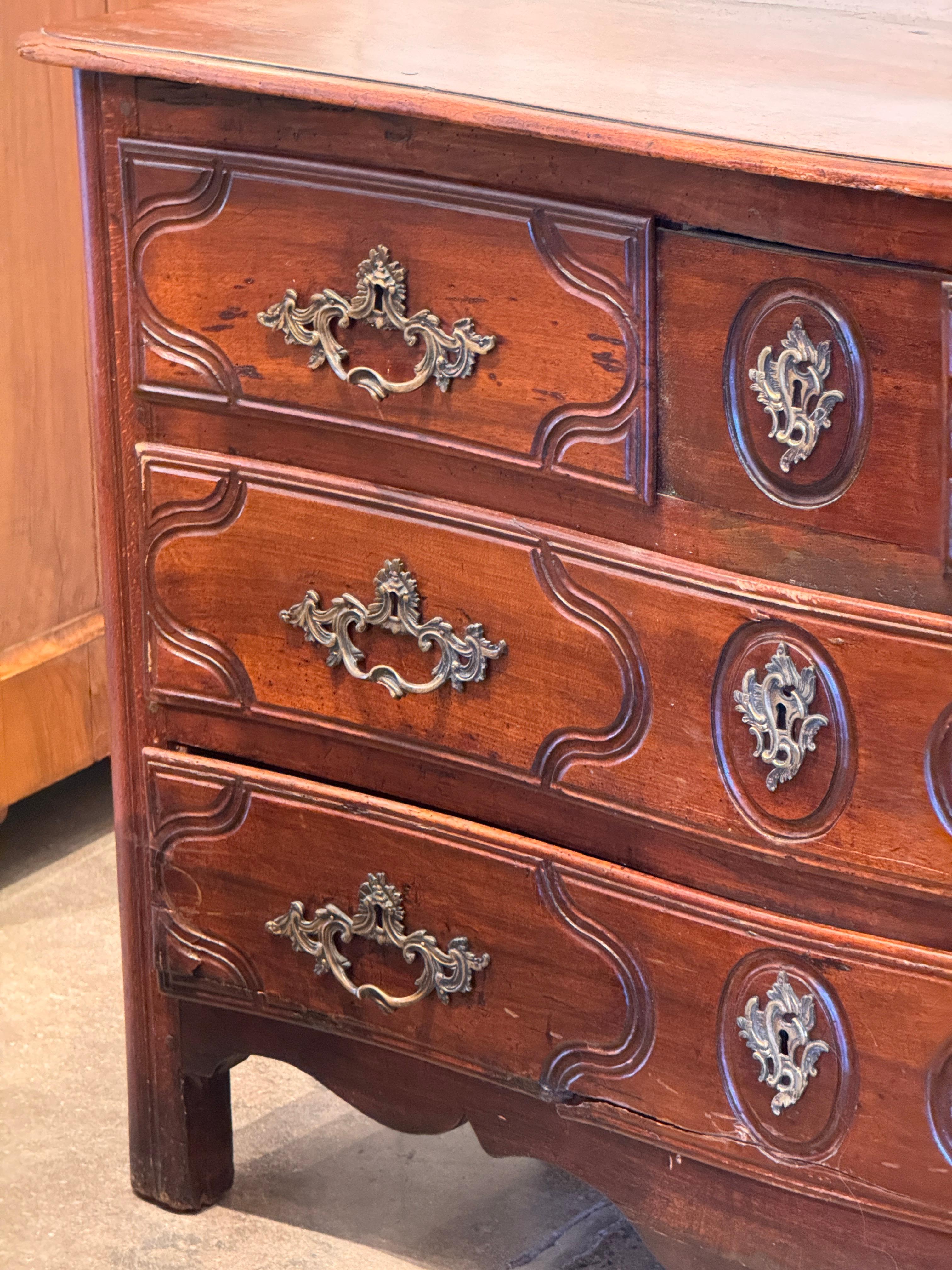 18th Century French Walnut Commode For Sale 1
