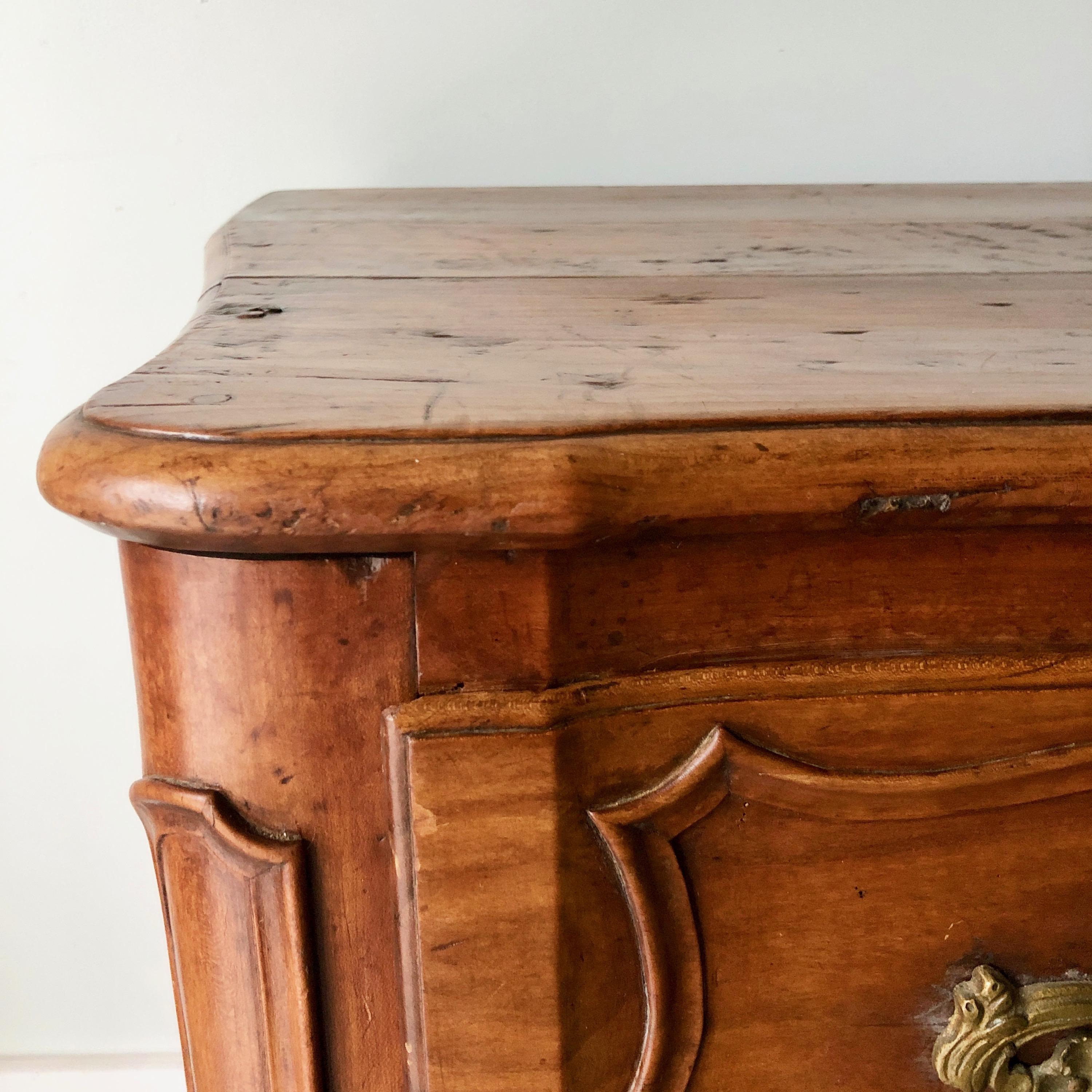18th Century French Walnut Commode In Good Condition In Charleston, SC