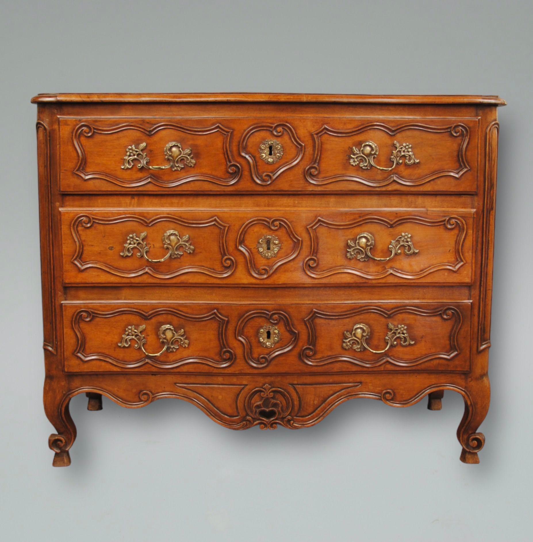 18th Century French Walnut Commode In Good Condition For Sale In Lincolnshire, GB