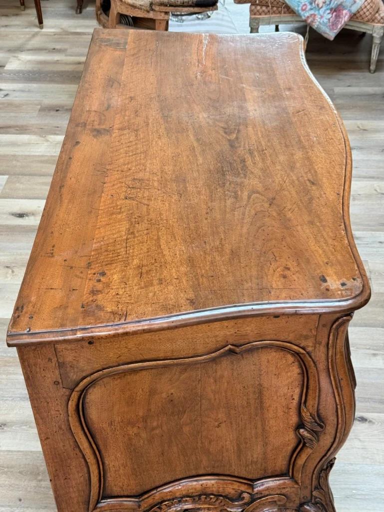 Luigi XV Commode francese in noce del XVIII secolo Louise XV in vendita