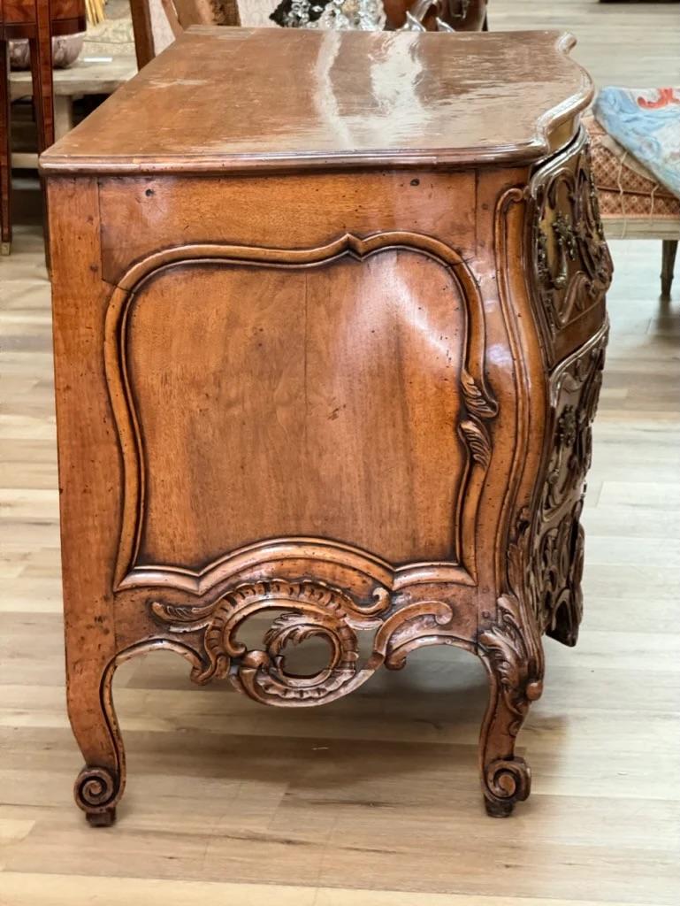 Francese Commode francese in noce del XVIII secolo Louise XV in vendita