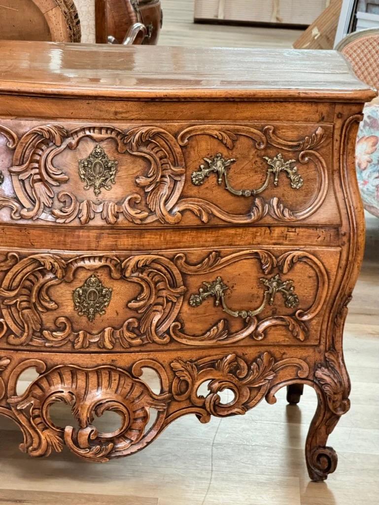 Commode francese in noce del XVIII secolo Louise XV In condizioni buone in vendita a Charlottesville, VA