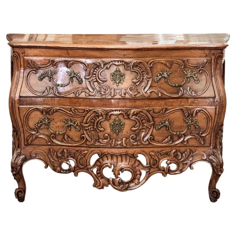 Commode francese in noce del XVIII secolo Louise XV in vendita