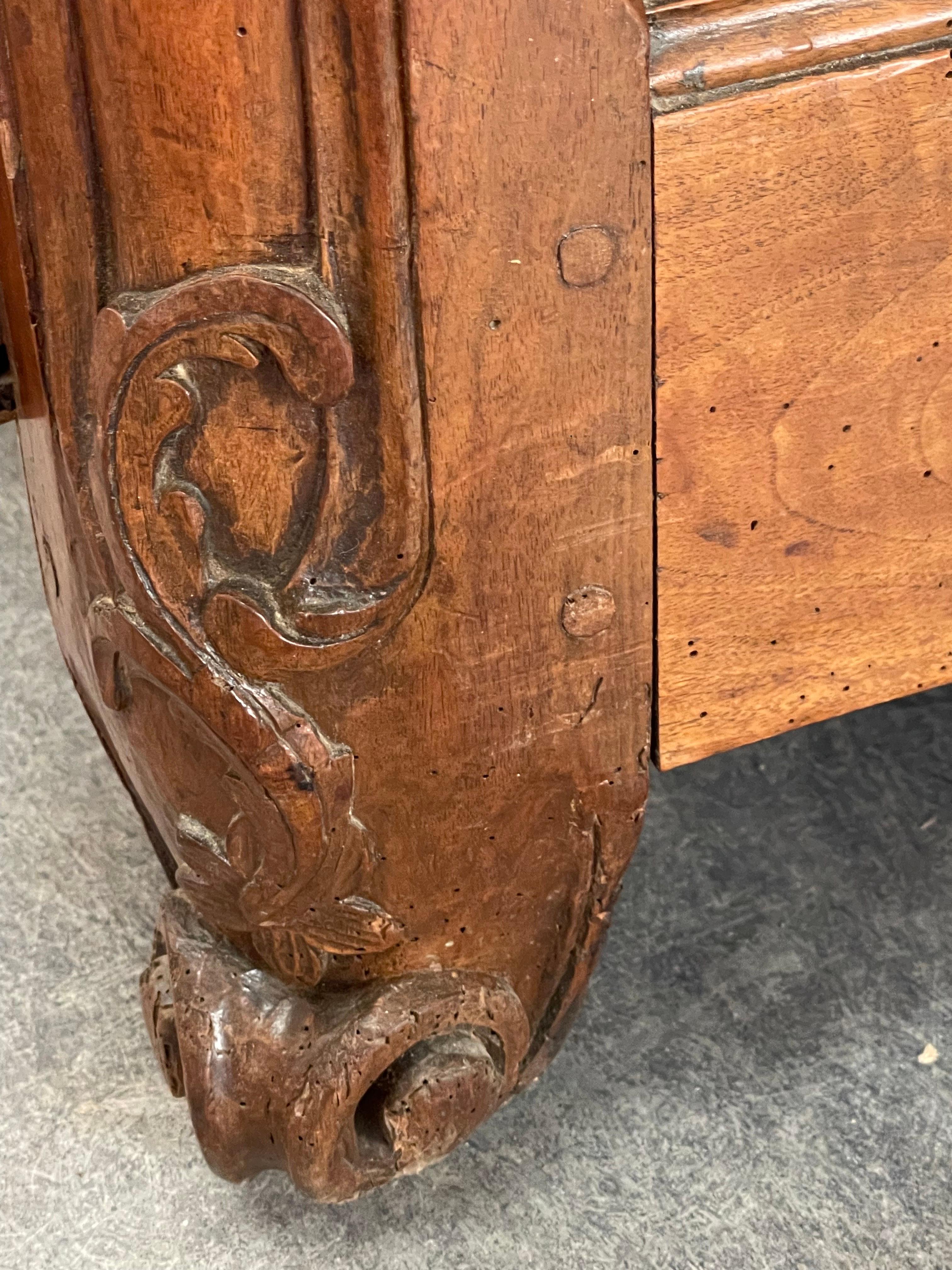 Ottone Commode francese in noce del 18° secolo con finiture in ottone in vendita