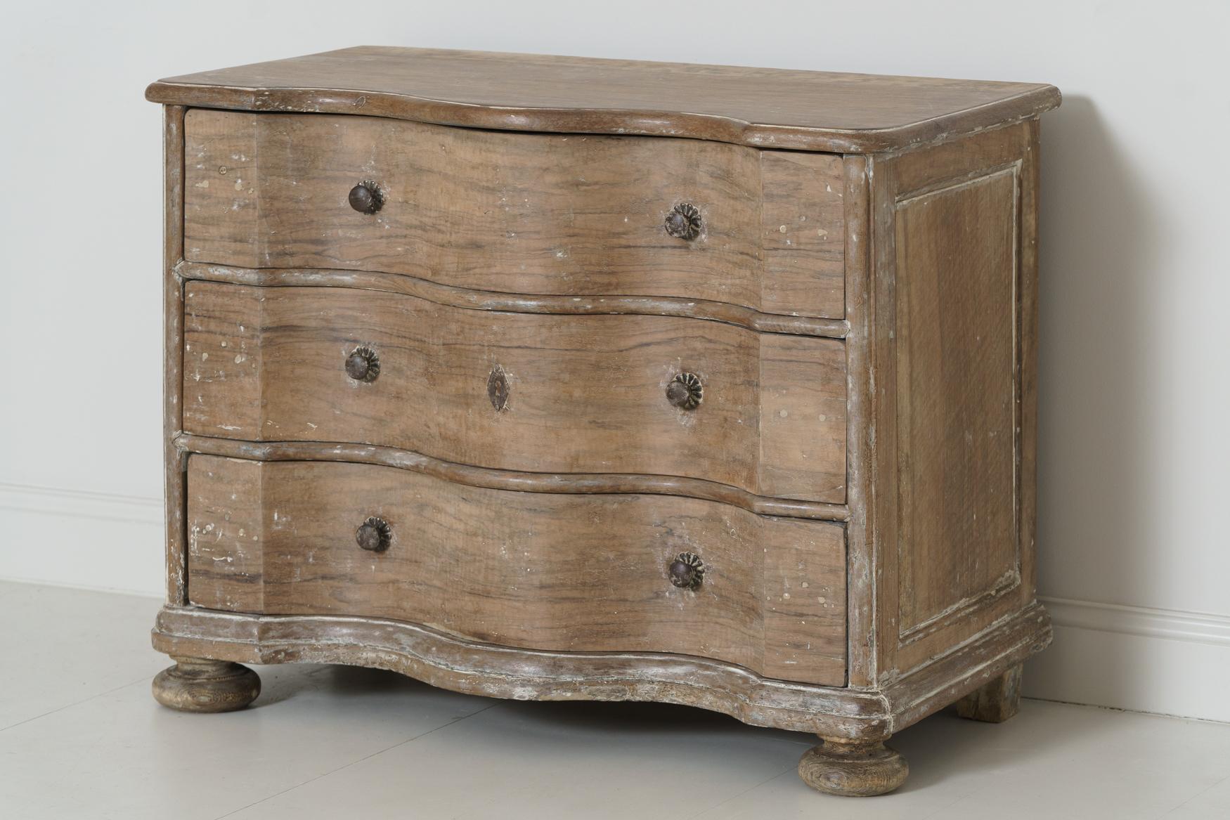 Walnut Commode with Serpentine Front and Original Patina In Excellent Condition In Wichita, KS