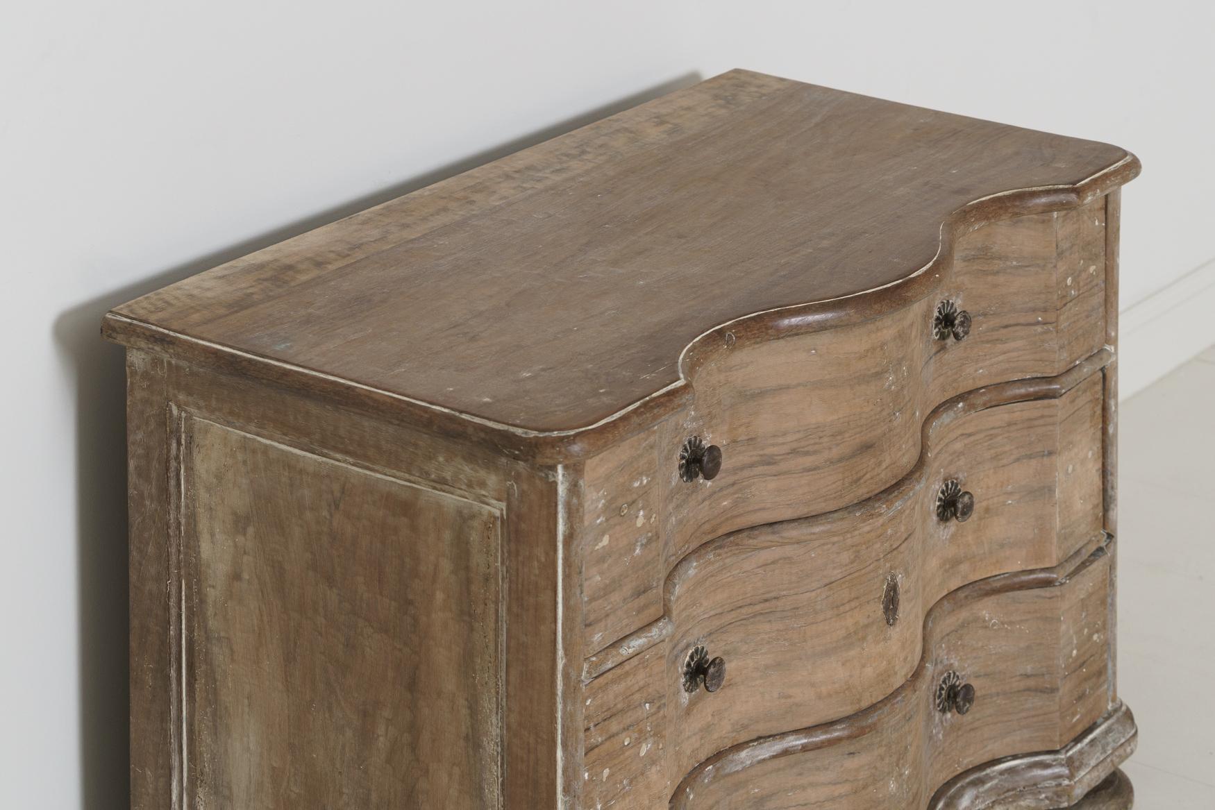 Walnut Commode with Serpentine Front and Original Patina 1