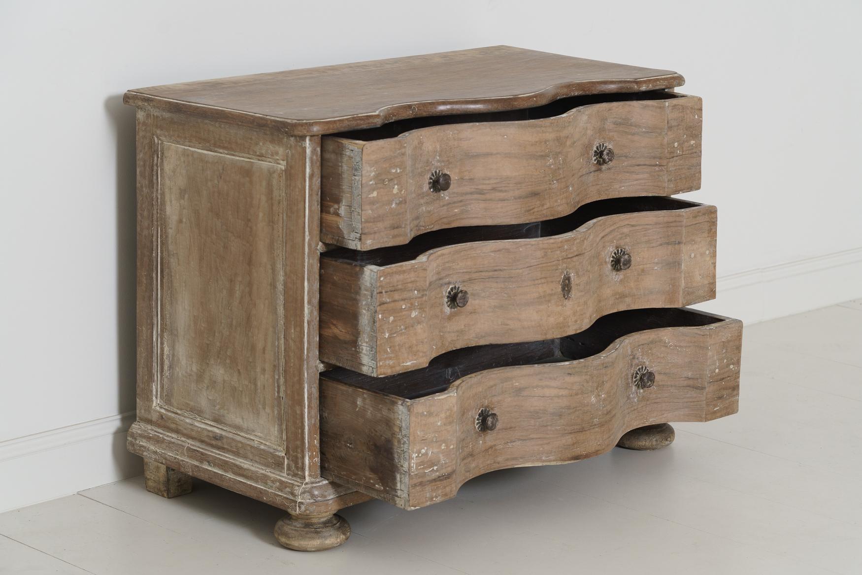 Walnut Commode with Serpentine Front and Original Patina 2