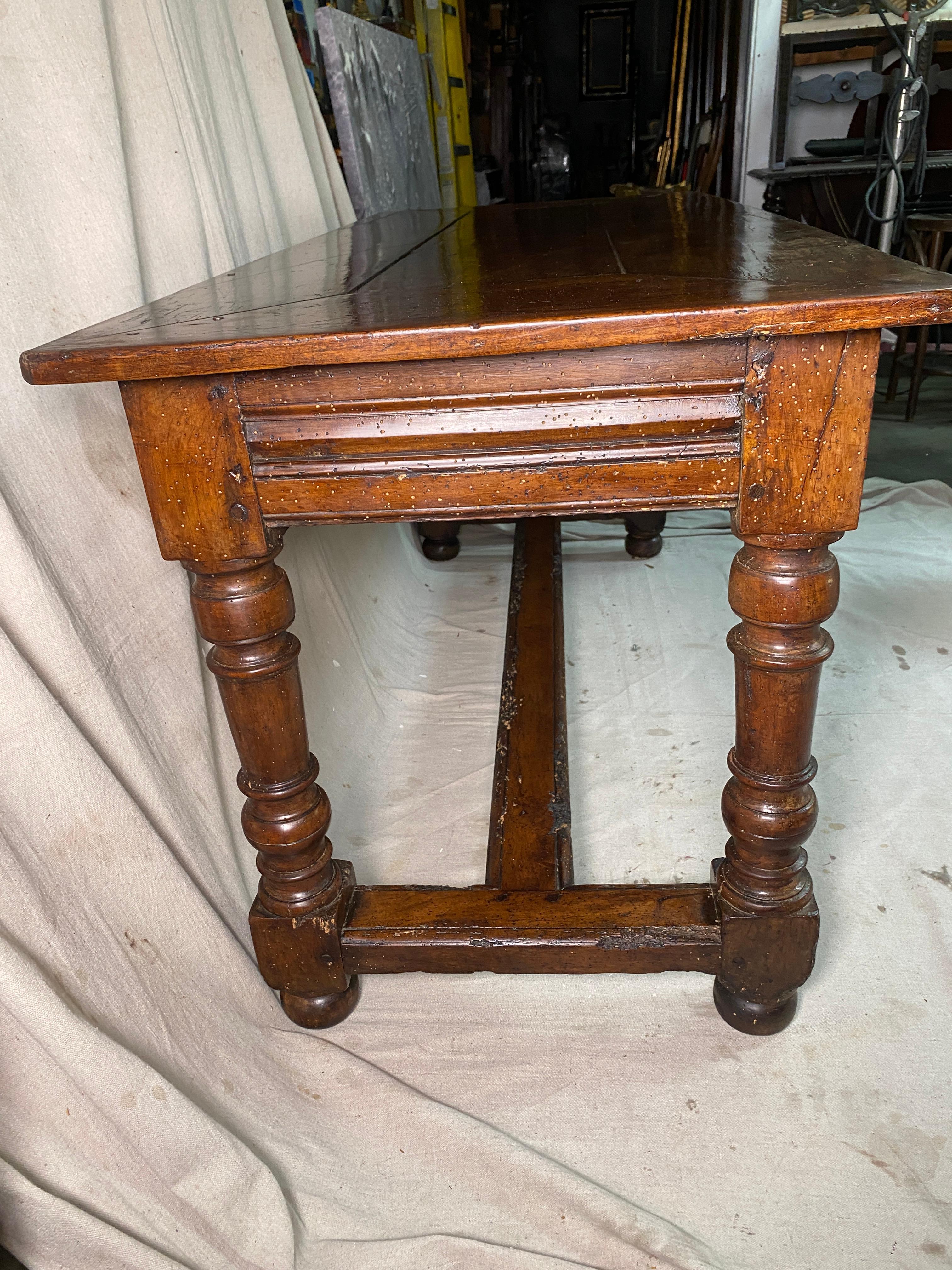 18th Century French Walnut Country Table In Good Condition For Sale In Los Angeles, CA