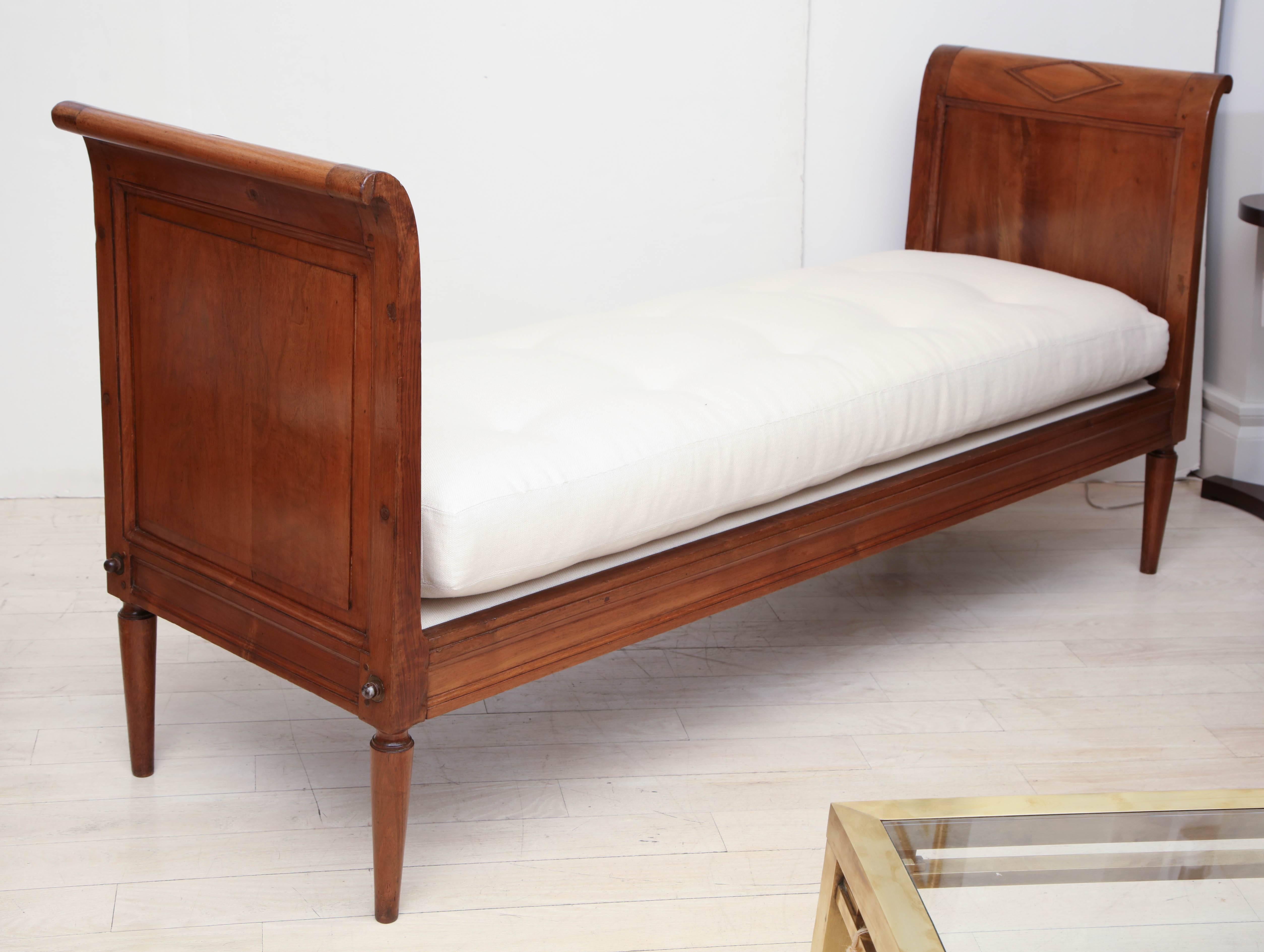 18th Century French Walnut Daybed In Excellent Condition For Sale In New York, NY