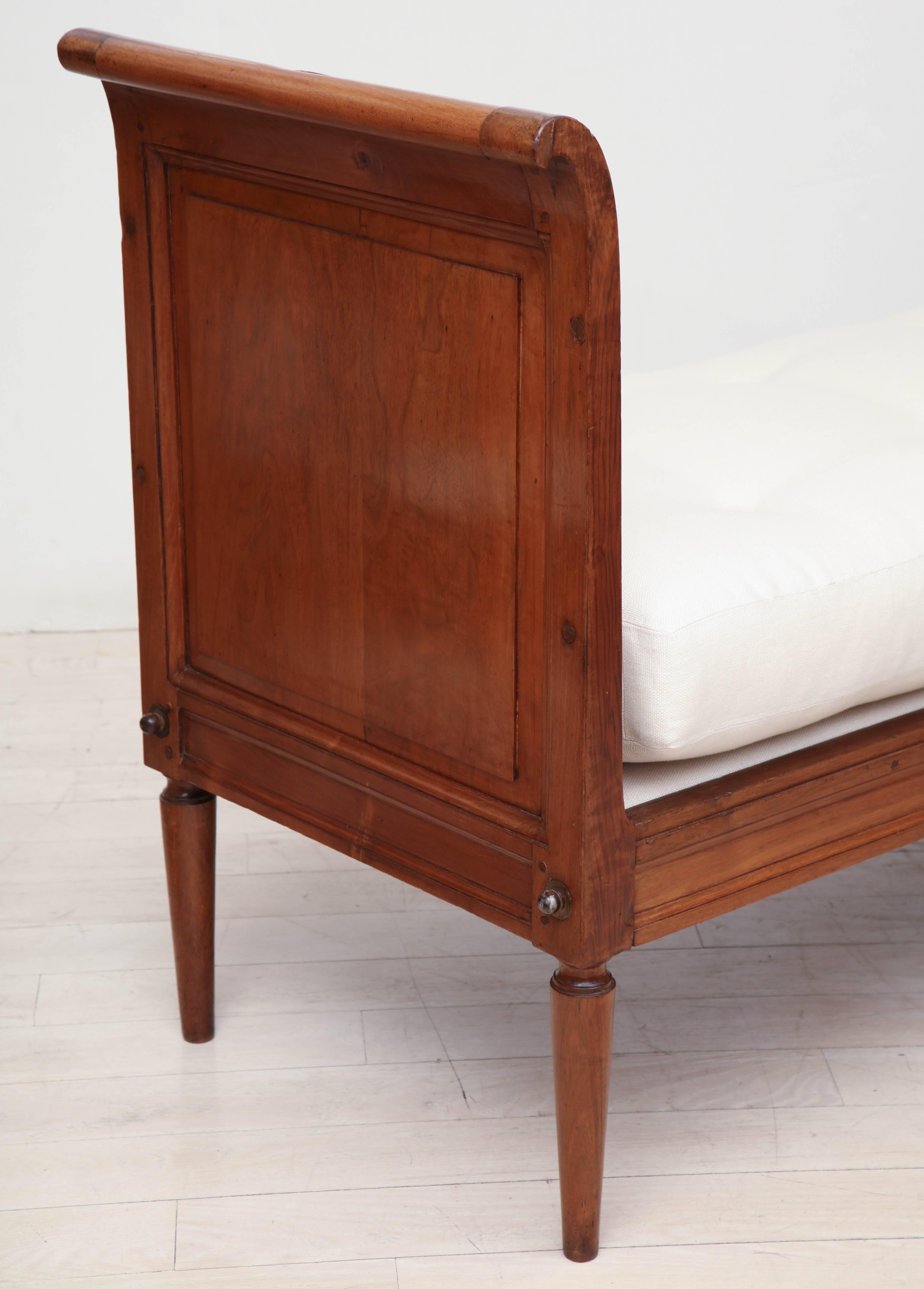 Linen 18th Century French Walnut Daybed For Sale