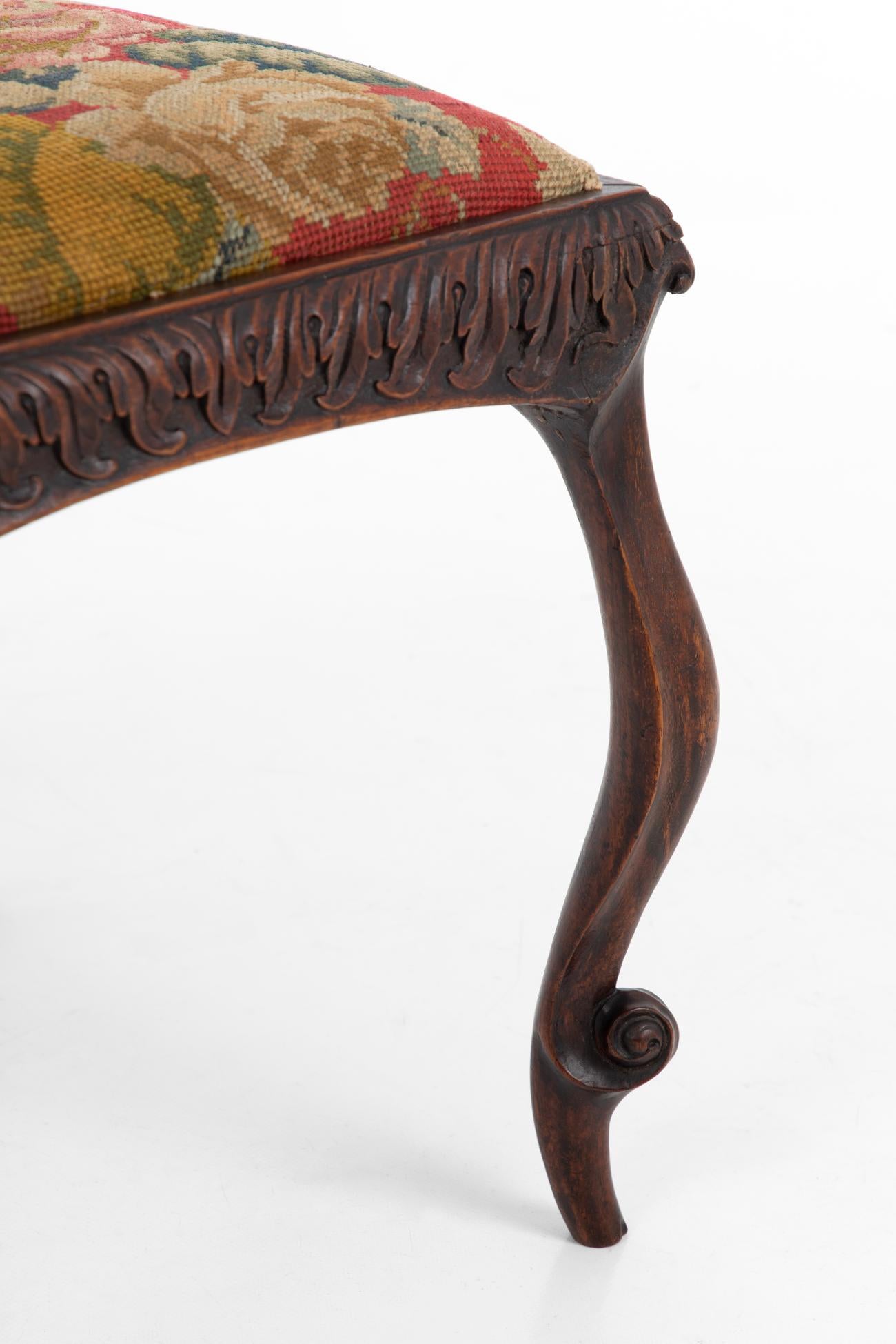 Reposapiés de nogal francés del siglo XVIII, circa  1750 2