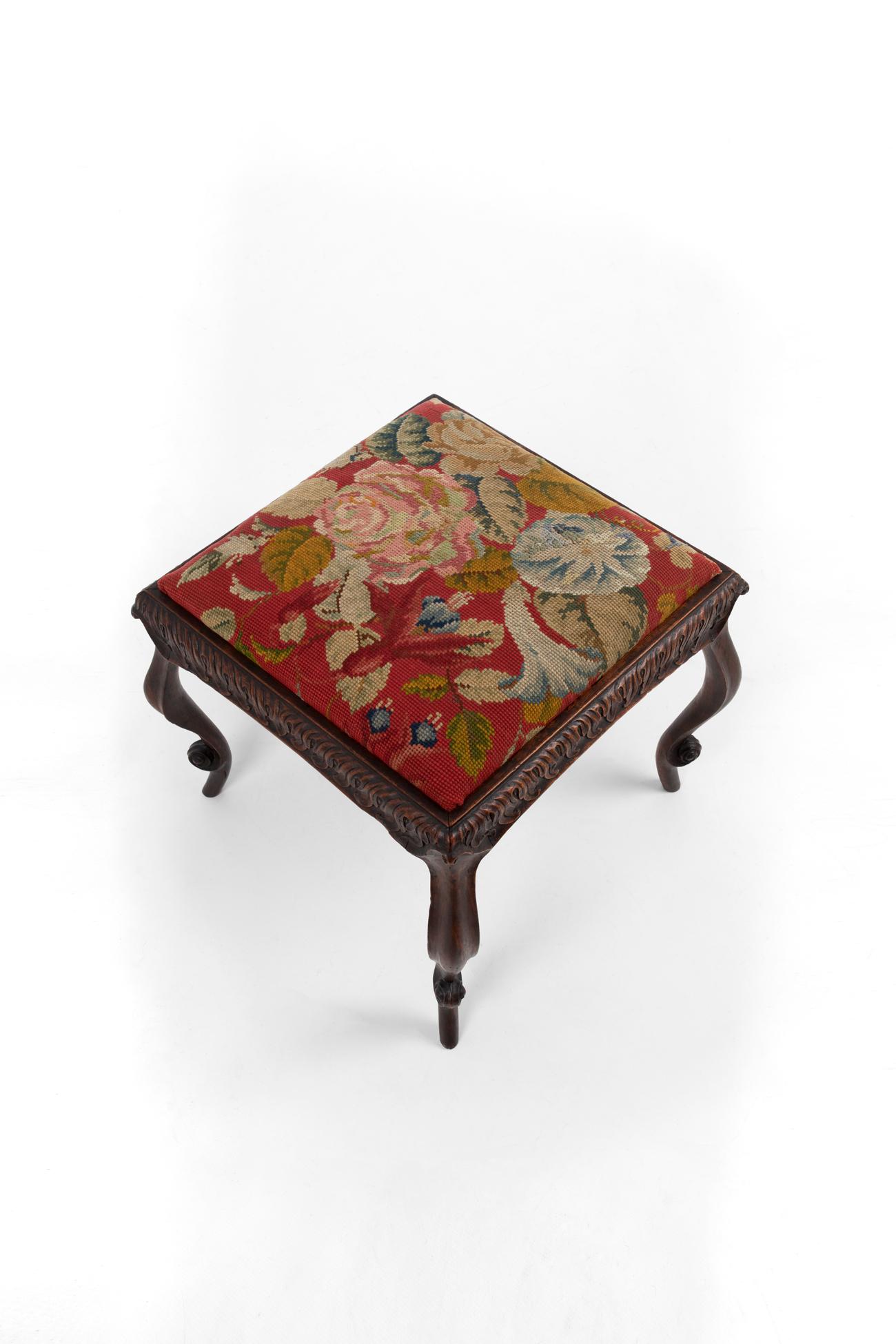 Reposapiés francés Luis XV de nogal. Con esbeltas patas cabriolé y tablero antiguo de punto de aguja floral. Francia, hacia 1750.

Más información:
H 42 cm (H 16,5 pulgadas)
Ancho 44 cm (ancho 17,3 pulgadas)
D 44 cm (D 17,3 pulgadas).