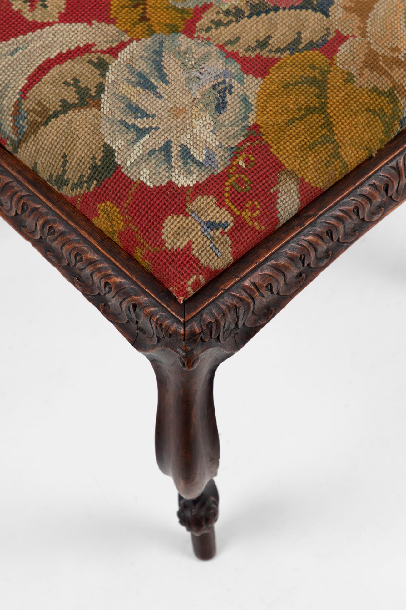 Reposapiés de nogal francés del siglo XVIII, circa  1750 Francés
