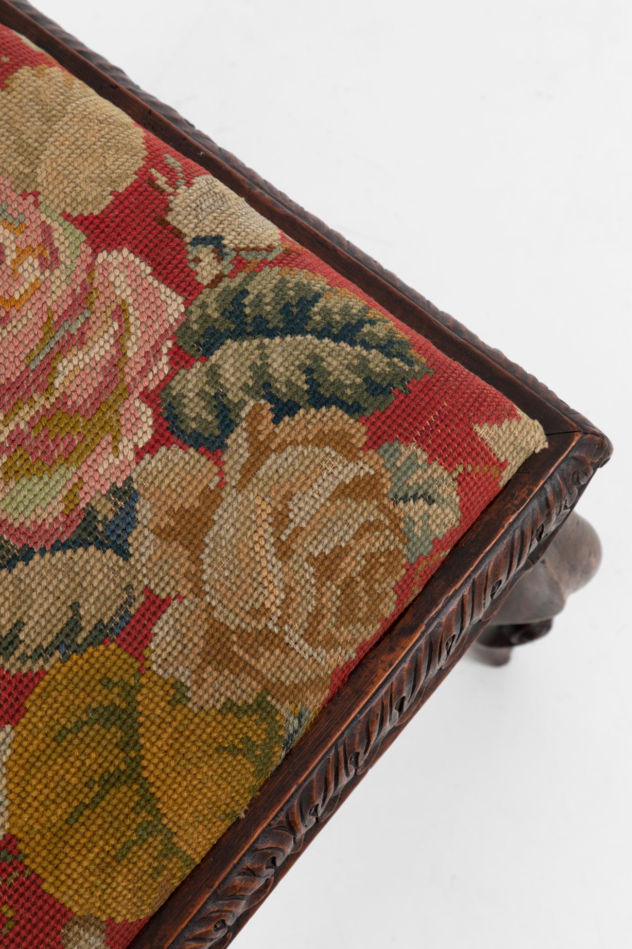 Reposapiés de nogal francés del siglo XVIII, circa  1750 Nogal