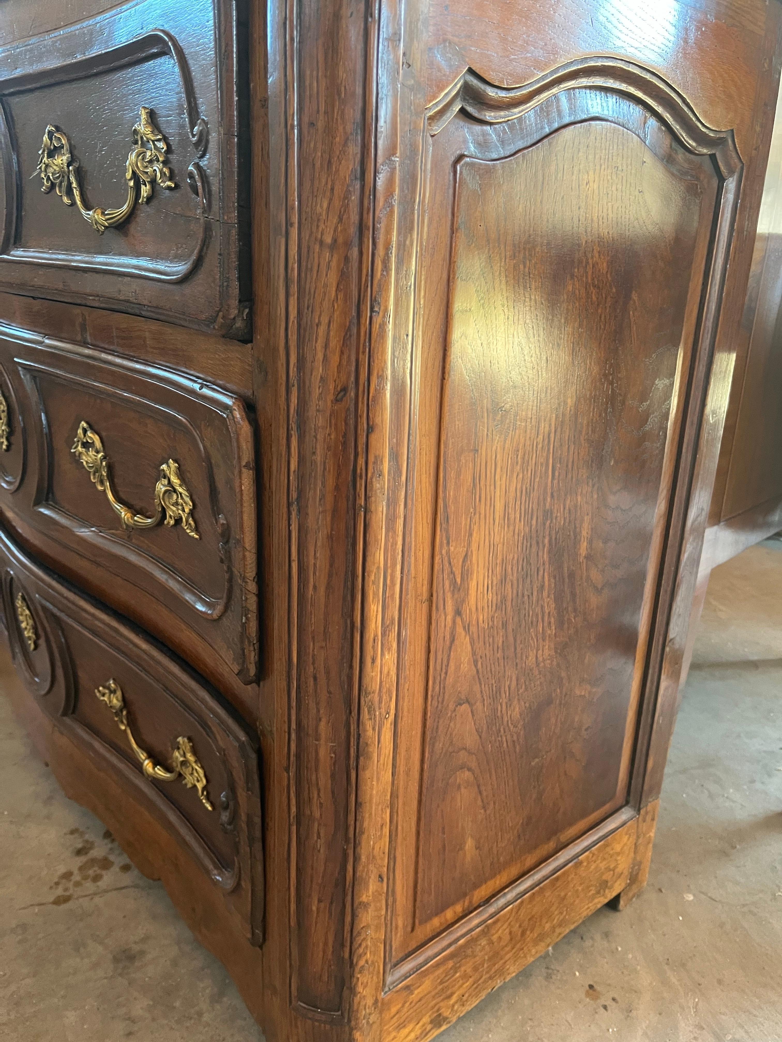 Commode francese in noce Luigi XIV del XVIII secolo in vendita 7