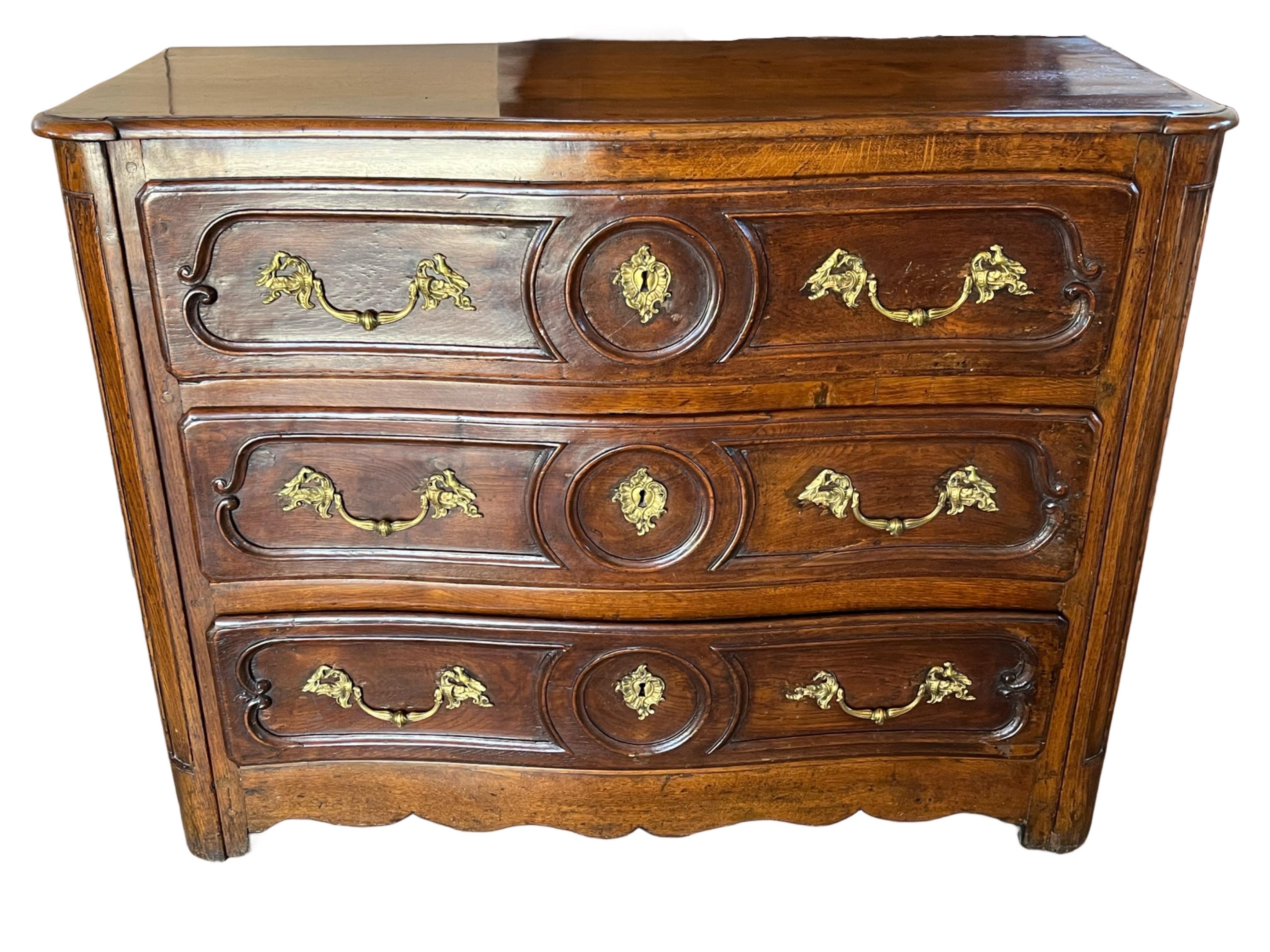 Commode francese in noce Luigi XIV del XVIII secolo in vendita 8