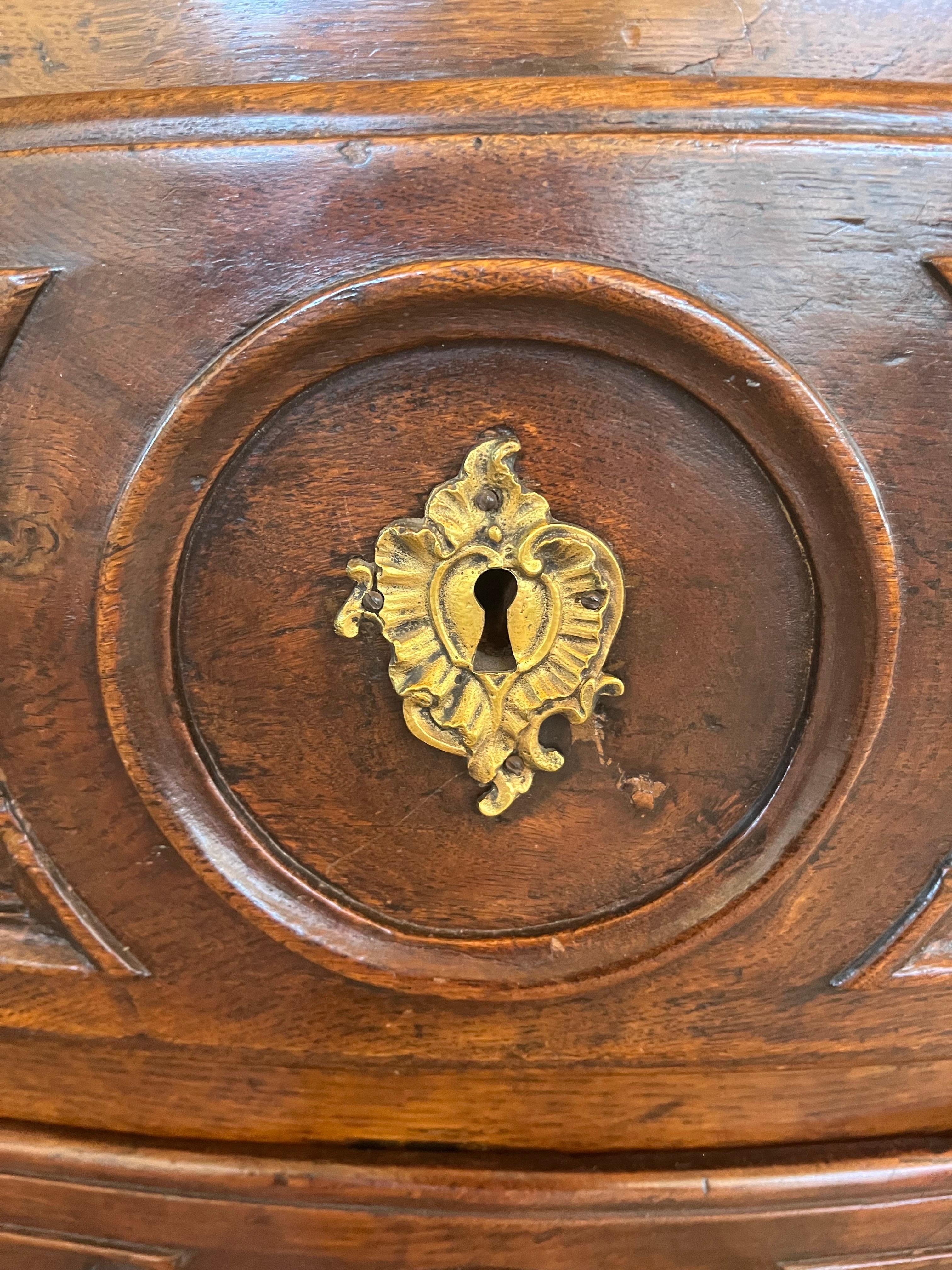 Cómoda Luis XIV francesa de nogal del siglo XVIII en venta 9